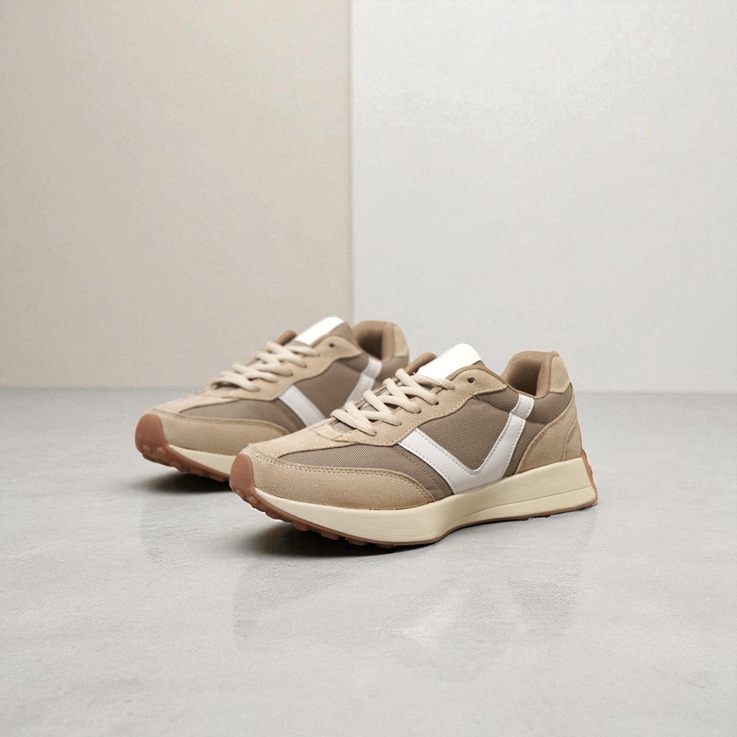 Zapatillas Deportivas Casuales para Mujer, Estilo Retro Running, Color Beige con Detalles en Blanco, Suela Antideslizante y Diseño Cómodo para Uso Diario, Paseo o Entrenamiento Ligero