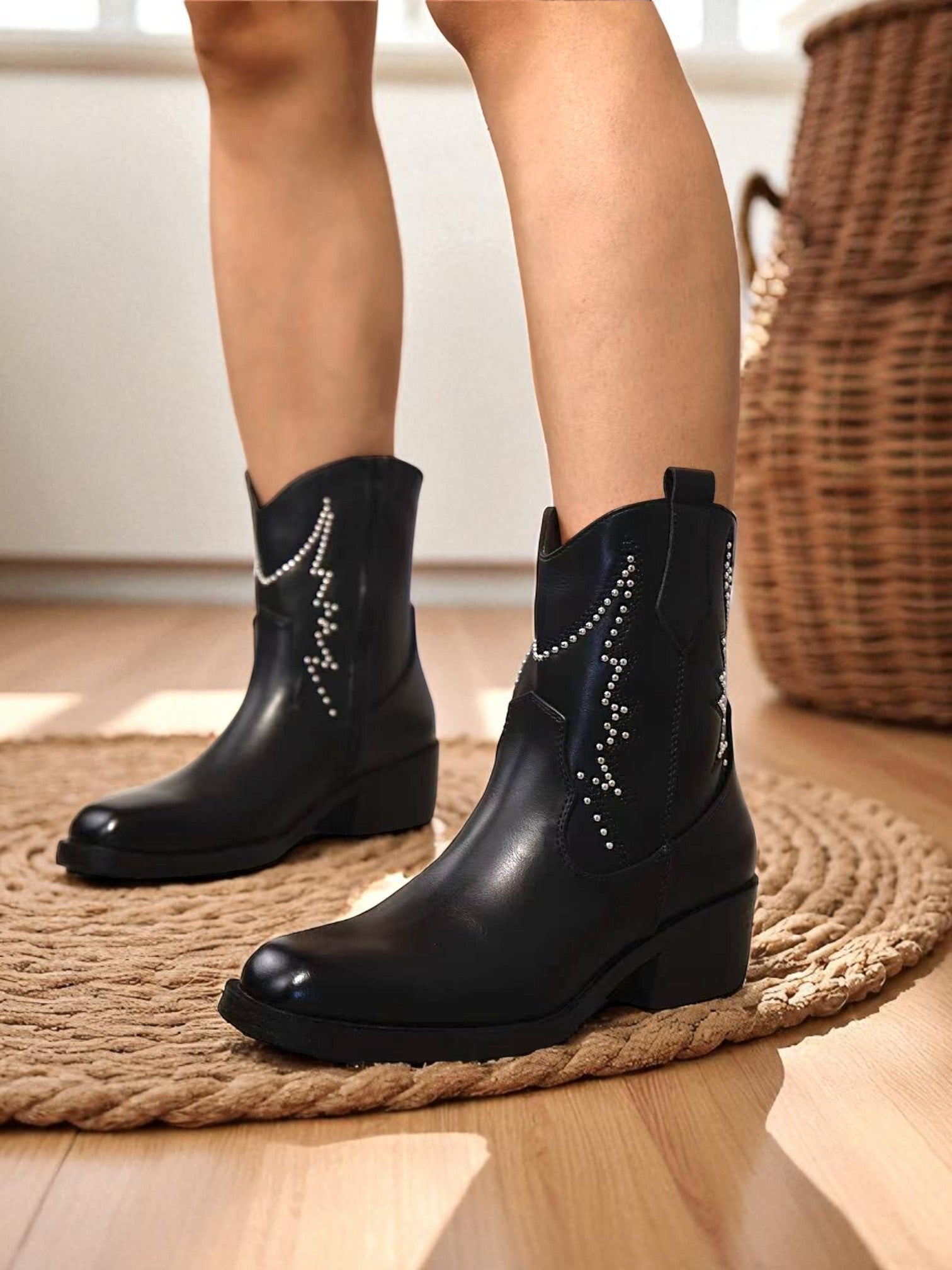 Botines cowboy de mujer estilo western con tachuelas metálicas decorativas y tacón medio