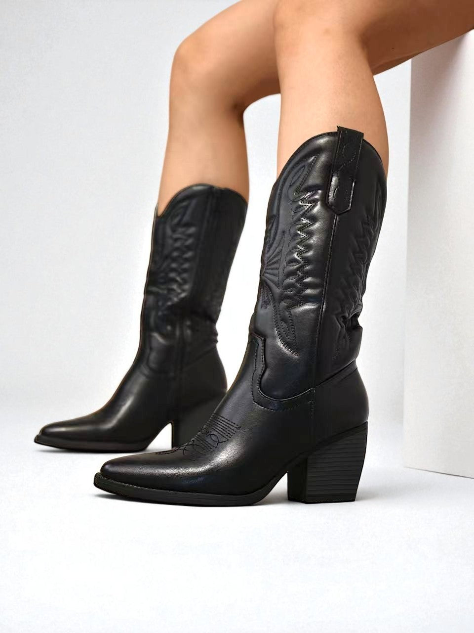 Botas cowboy de mujer bordadas con tacón ancho, estilo vaquero moderno y cómodo para looks casuales