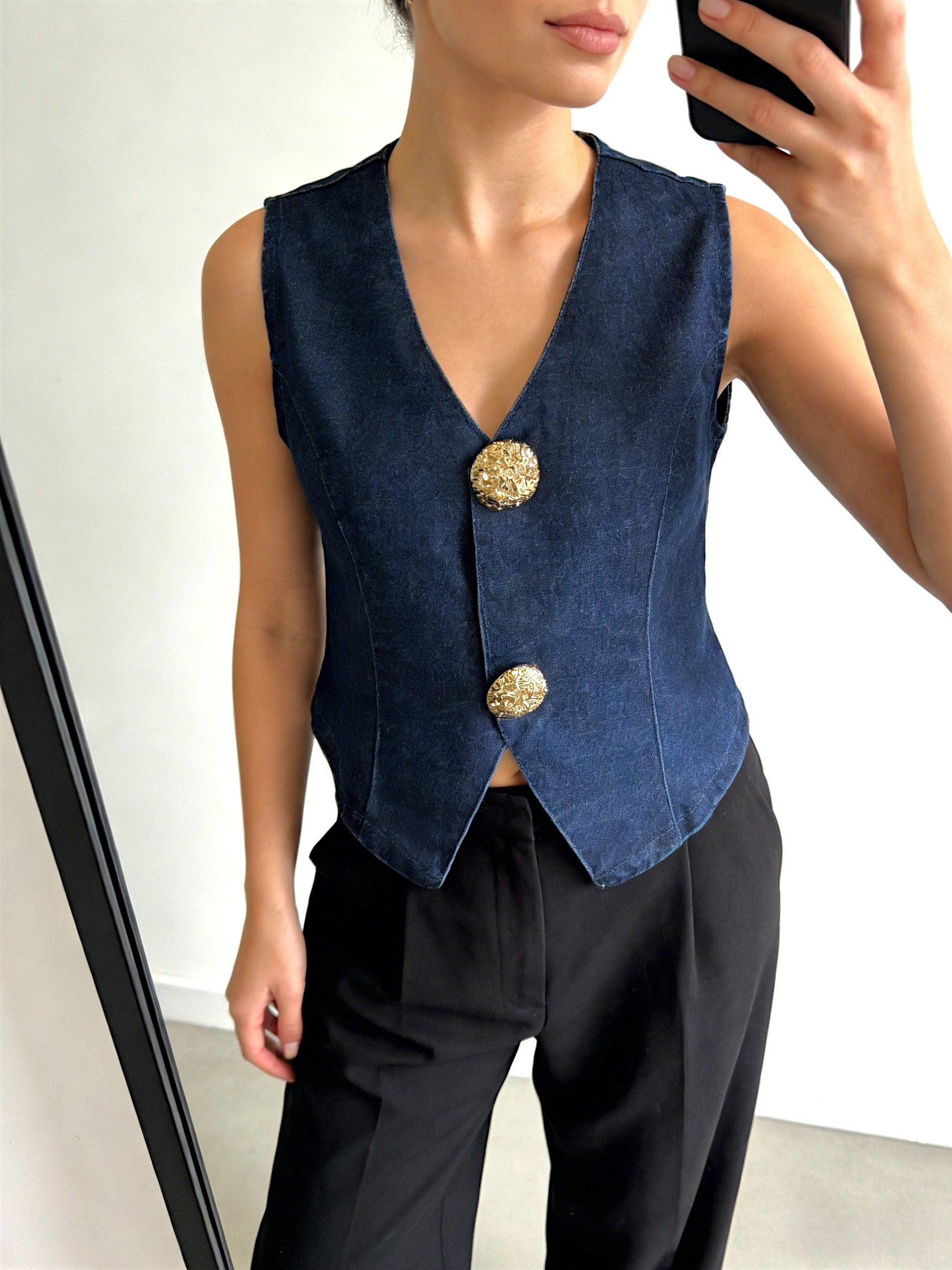 Chaleco denim mujer azul oscuro sin mangas cuello en V con botones dorados estilo vintage elegante, top vaquero ajustado casual chic, outfit streetwear minimalista verano otoño tendencia moda femenina