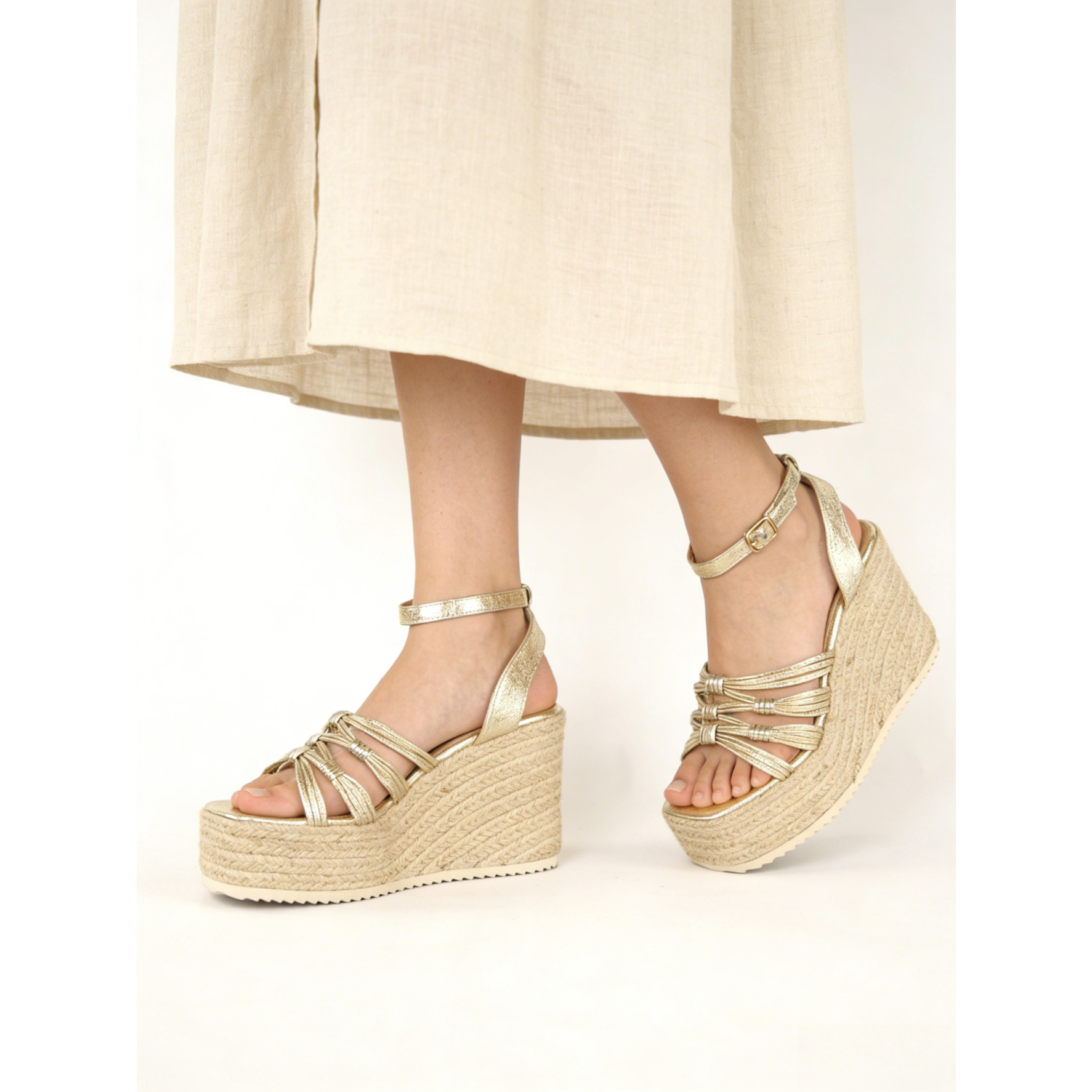 Sandalias de Cuña Alta para mujer en color dorado con tiras finas trenzadas, plataforma de yute estilo espadrille, sandalias altas con pulsera al tobillo y hebilla, zapatos verano elegantes casuales