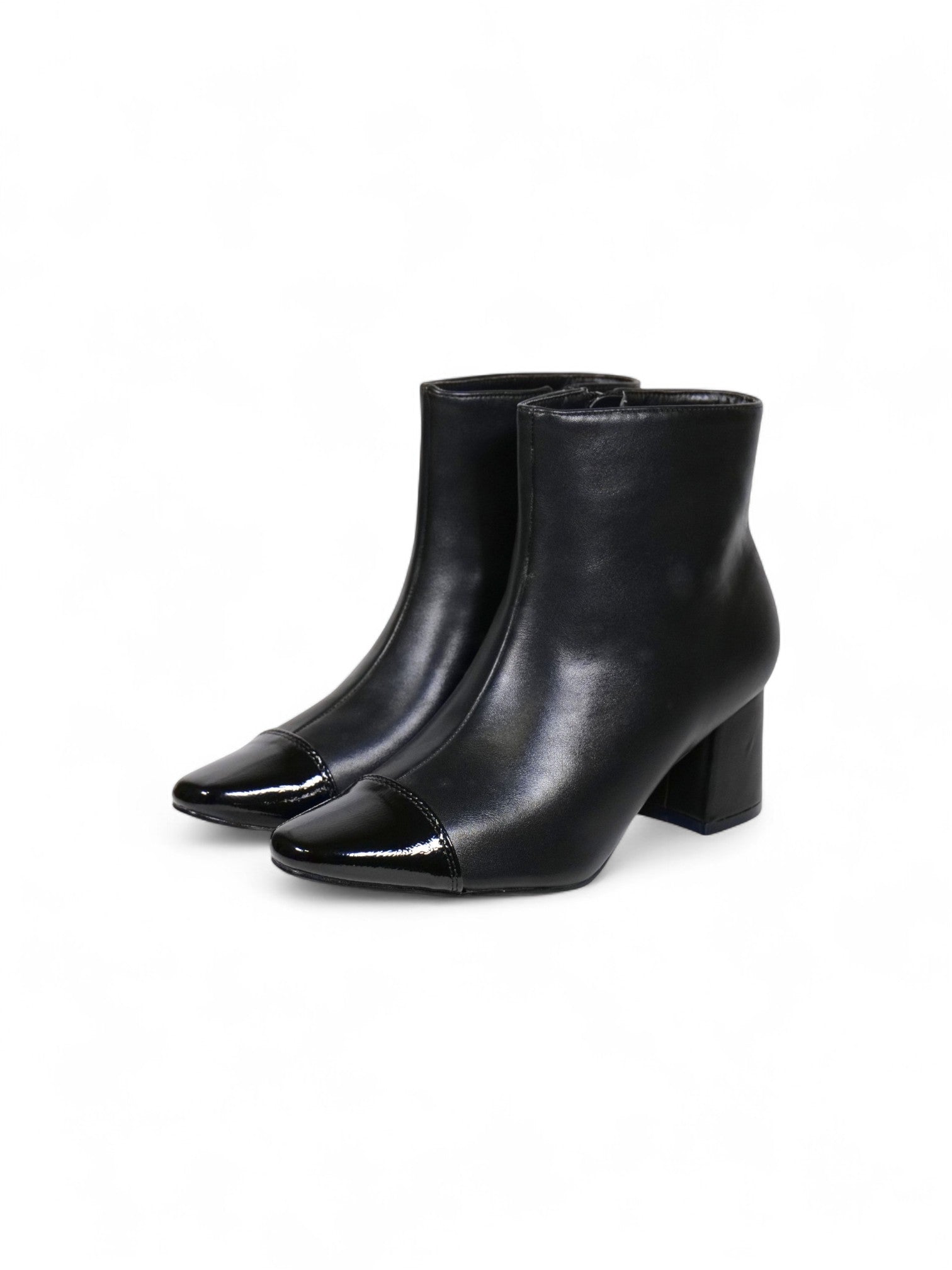 Botines de mujer en cuero sintético negro con tacón ancho medio y punta fina decorada en charol