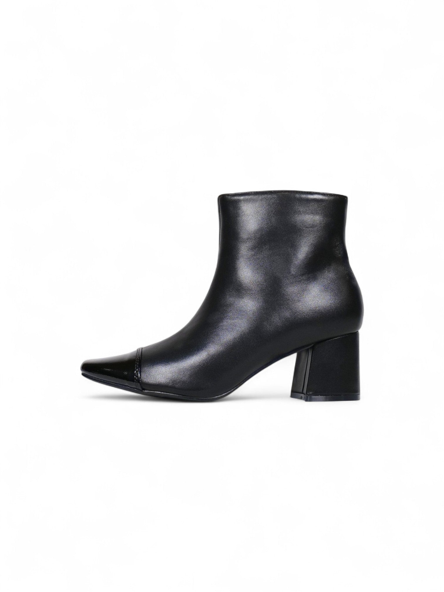 Botines de mujer en cuero sintético negro con tacón ancho medio y punta fina decorada en charol