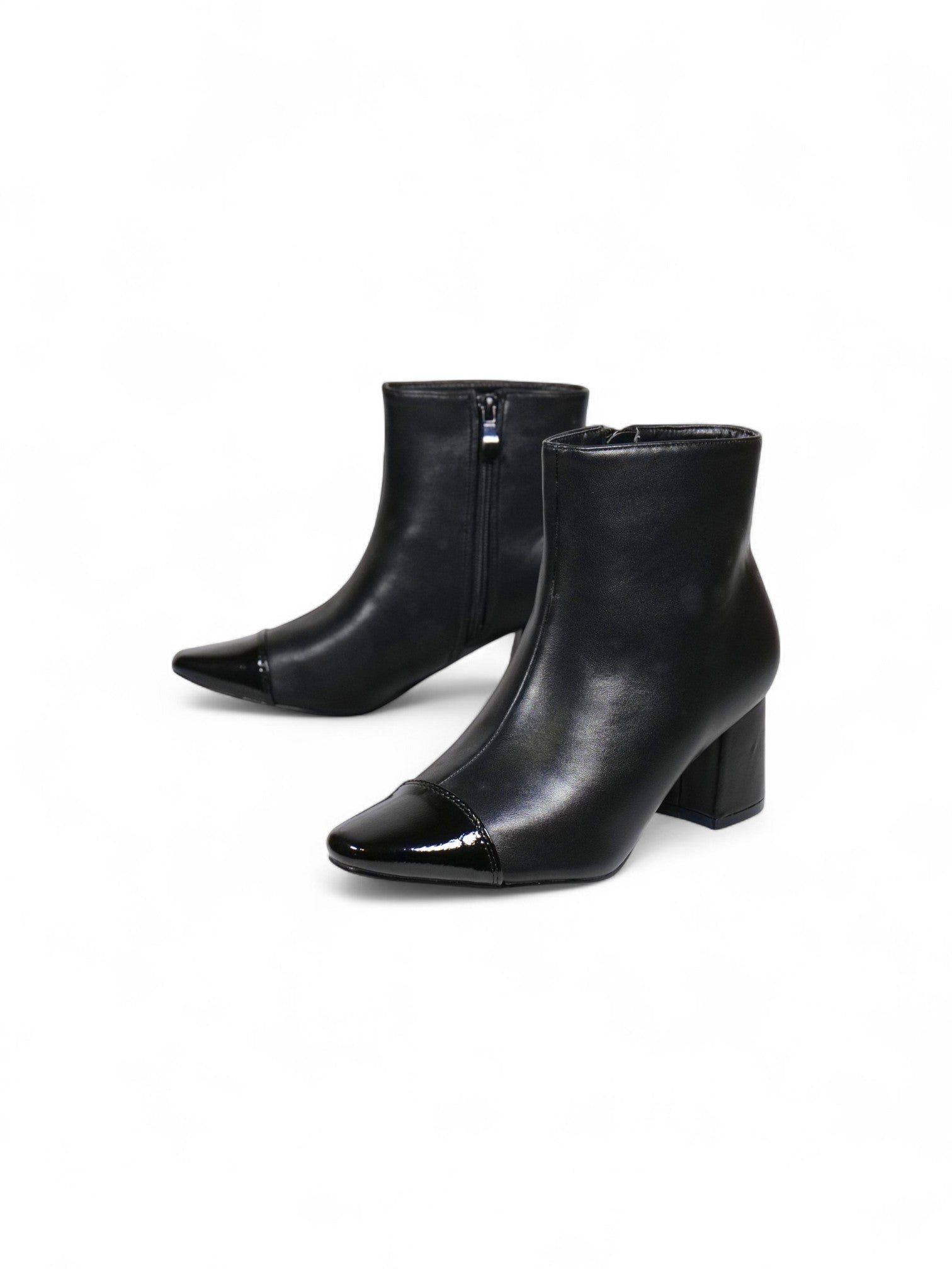 Botines de mujer en cuero sintético negro con tacón ancho medio y punta fina decorada en charol