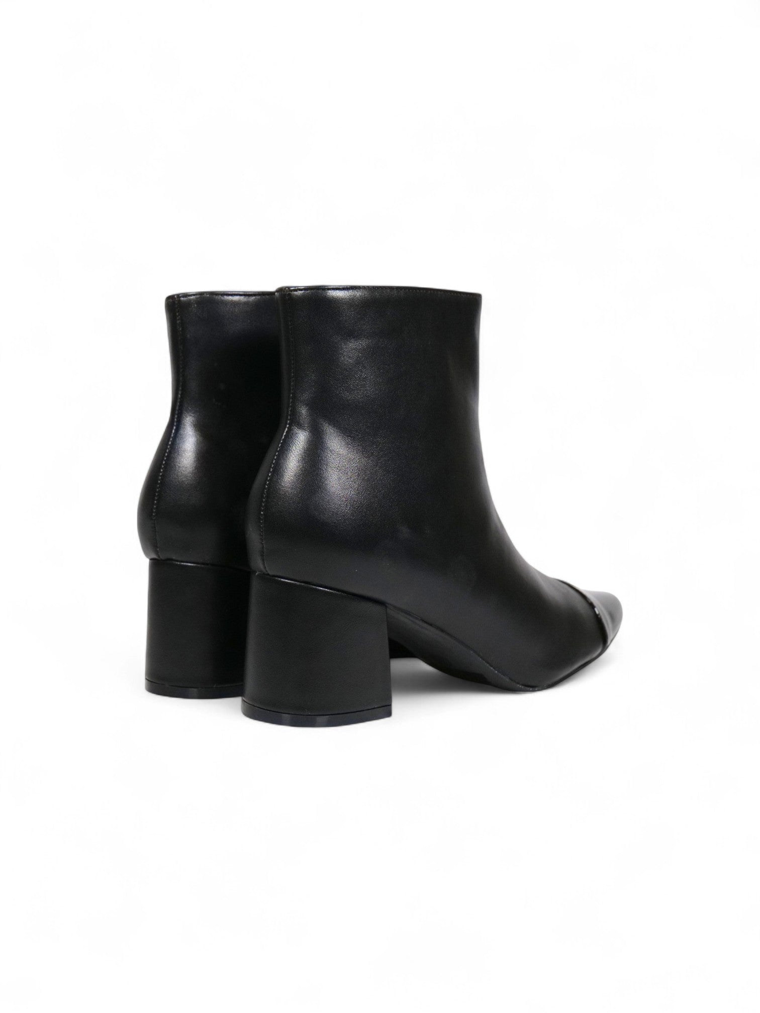 Botines de mujer en cuero sintético negro con tacón ancho medio y punta fina decorada en charol