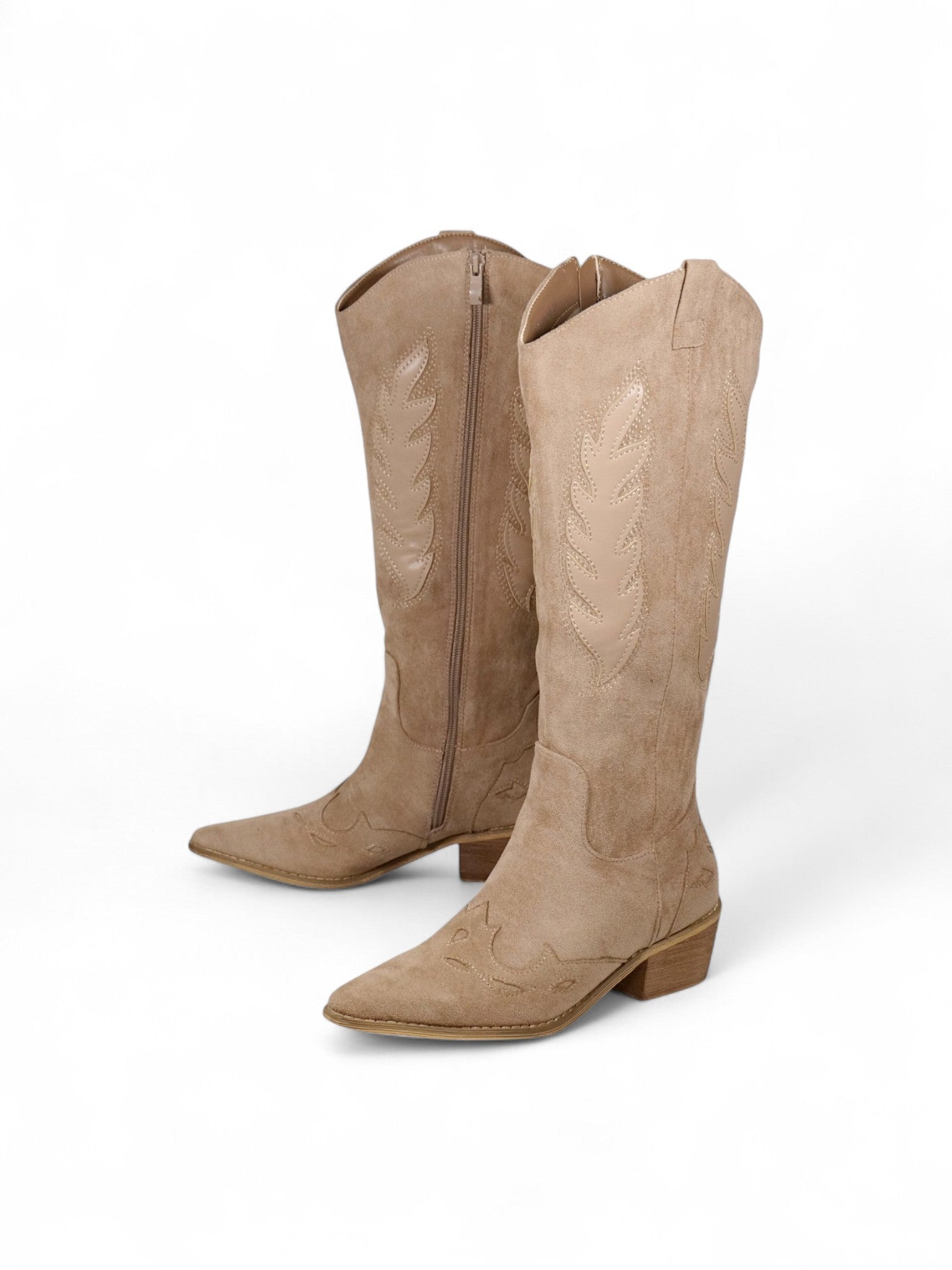 Botas vaqueras gamuza sintética con caña alta, bordados decorativos
