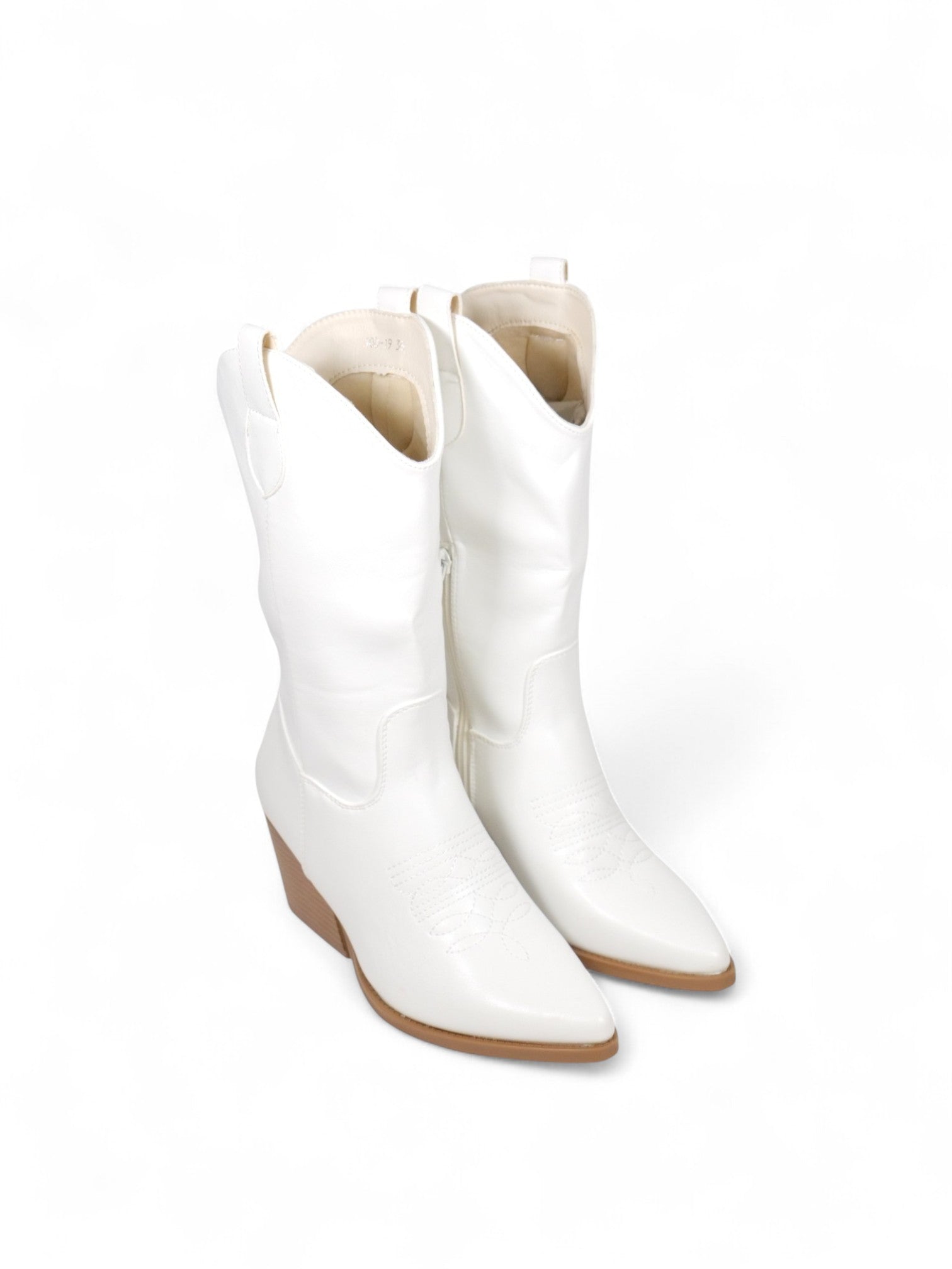 Botas cowboy de mujer en cuero sintético con bordado decorativo, punta fina y tacón medio ancho – estilo western moderno en color blanco y negro
