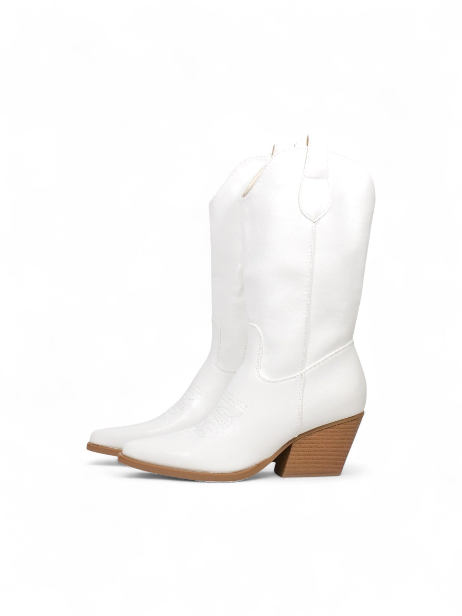 Botas cowboy de mujer en cuero sintético con bordado decorativo, punta fina y tacón medio ancho – estilo western moderno en color blanco y negro