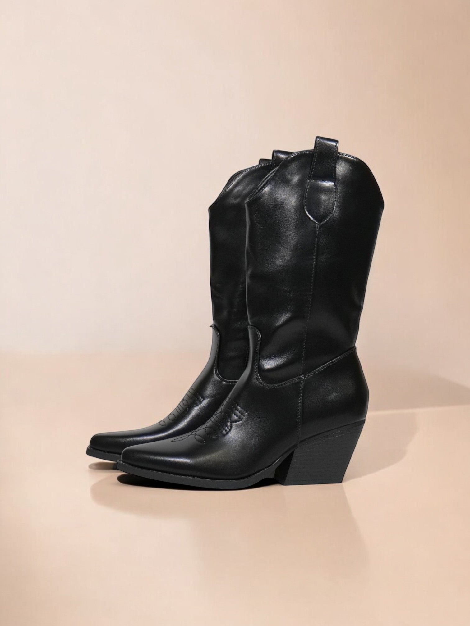 Botas cowboy de mujer en cuero sintético con bordado decorativo, punta fina y tacón medio ancho – estilo western moderno en color blanco y negro