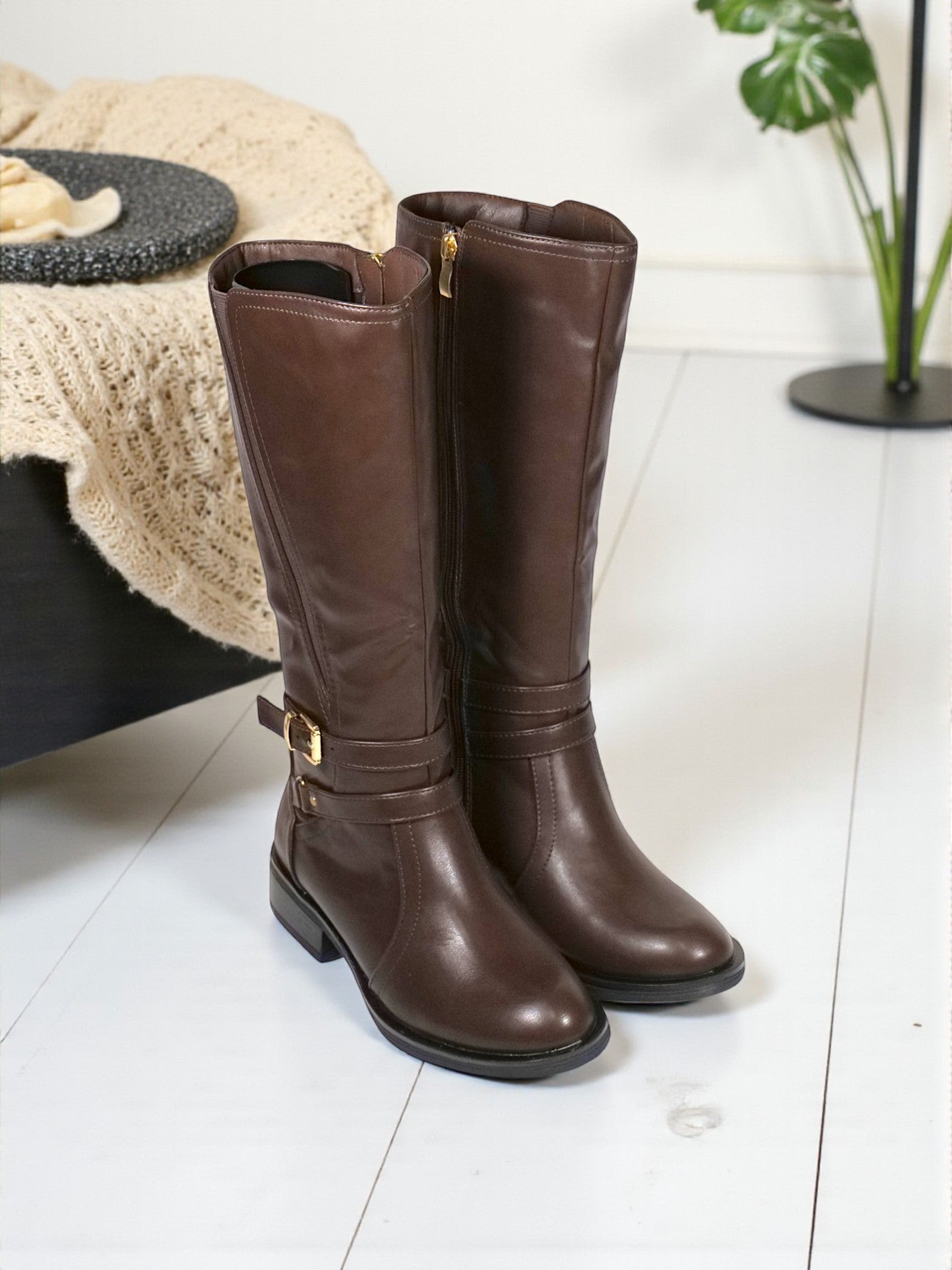 Botas altas mujer de cuero sintético con hebilla dorada decorativa y cierre lateral, tacón bajo cómodo, estilo elegante y versátil disponibles en blanco y marrón chocolate