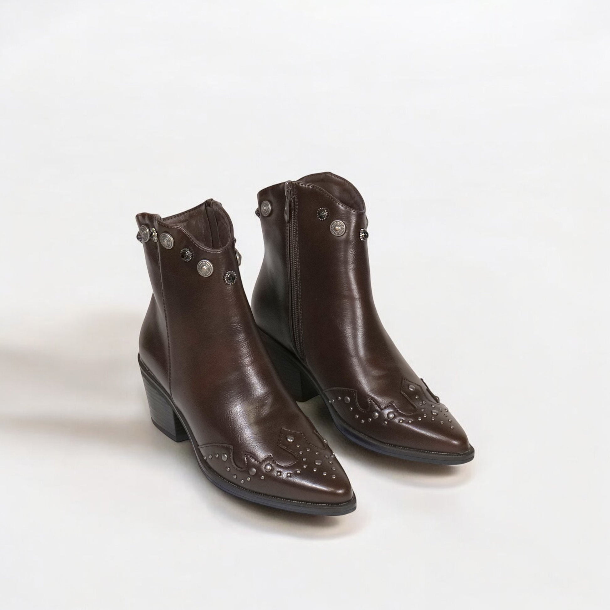 Botines cowboy de mujer estilo western con punta fina, tacón medio y tachuelas metálicas