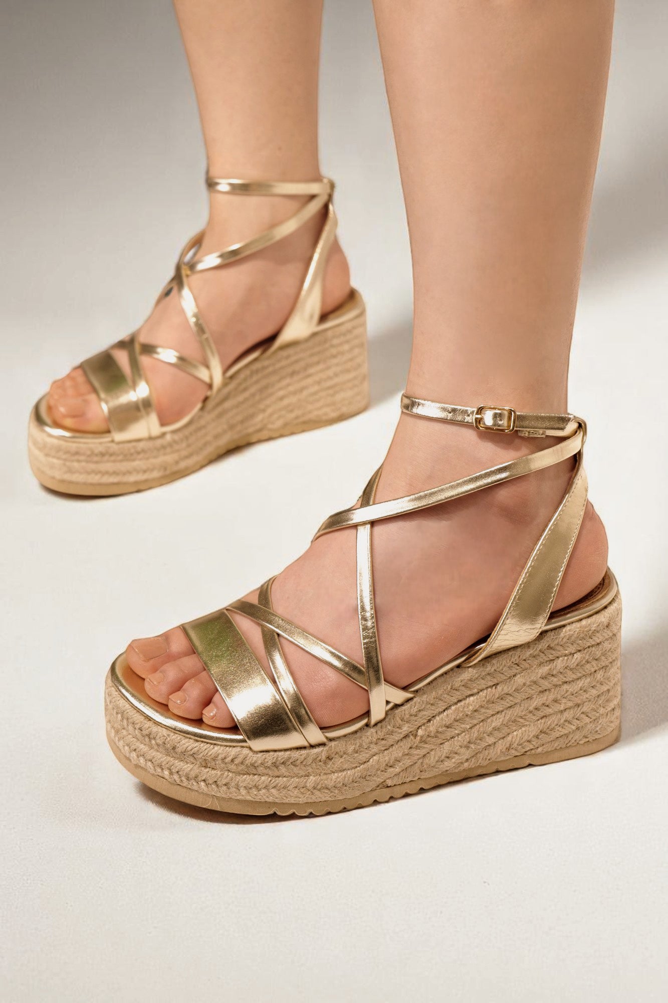 Sandalias de cuña con plataforma y tiras cruzadas para mujer, estilo espadrille con hebilla ajustable y suela de yute – disponibles en negro, blanco y dorado – calzado de verano cómodo y elegante