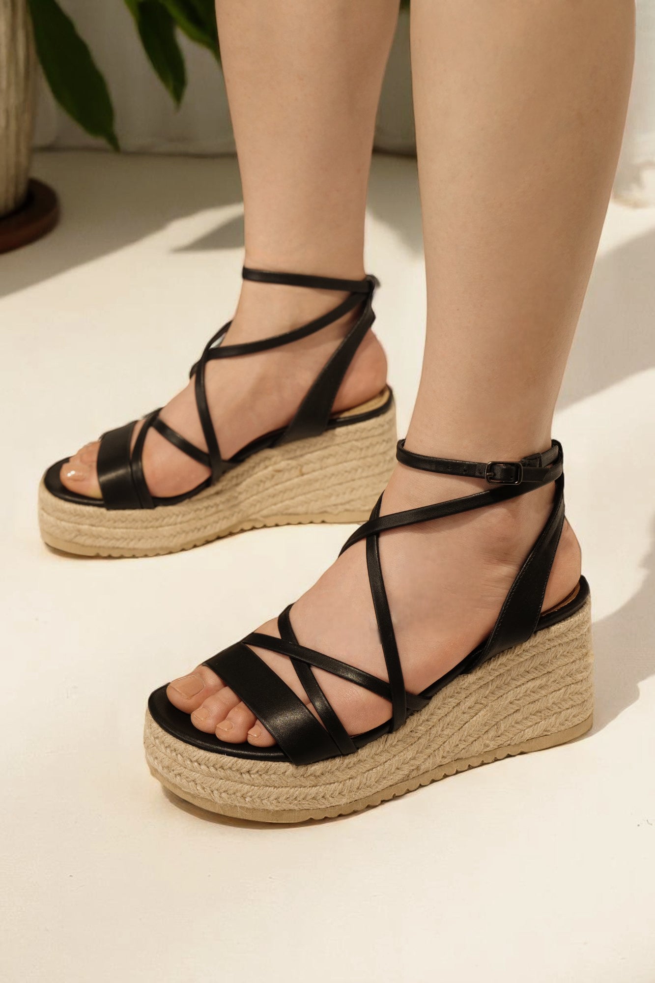 Sandalias de cuña con plataforma y tiras cruzadas para mujer, estilo espadrille con hebilla ajustable y suela de yute – disponibles en negro, blanco y dorado – calzado de verano cómodo y elegante