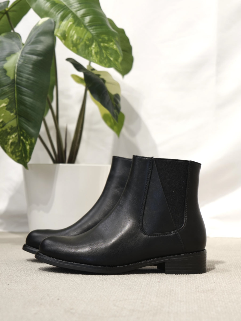 Botines Chelsea de Mujer con Diseño Clásico y Tacón Plano – Botas Cortas de cuero sintético con Elástico Lateral y Cierre con Cremallera