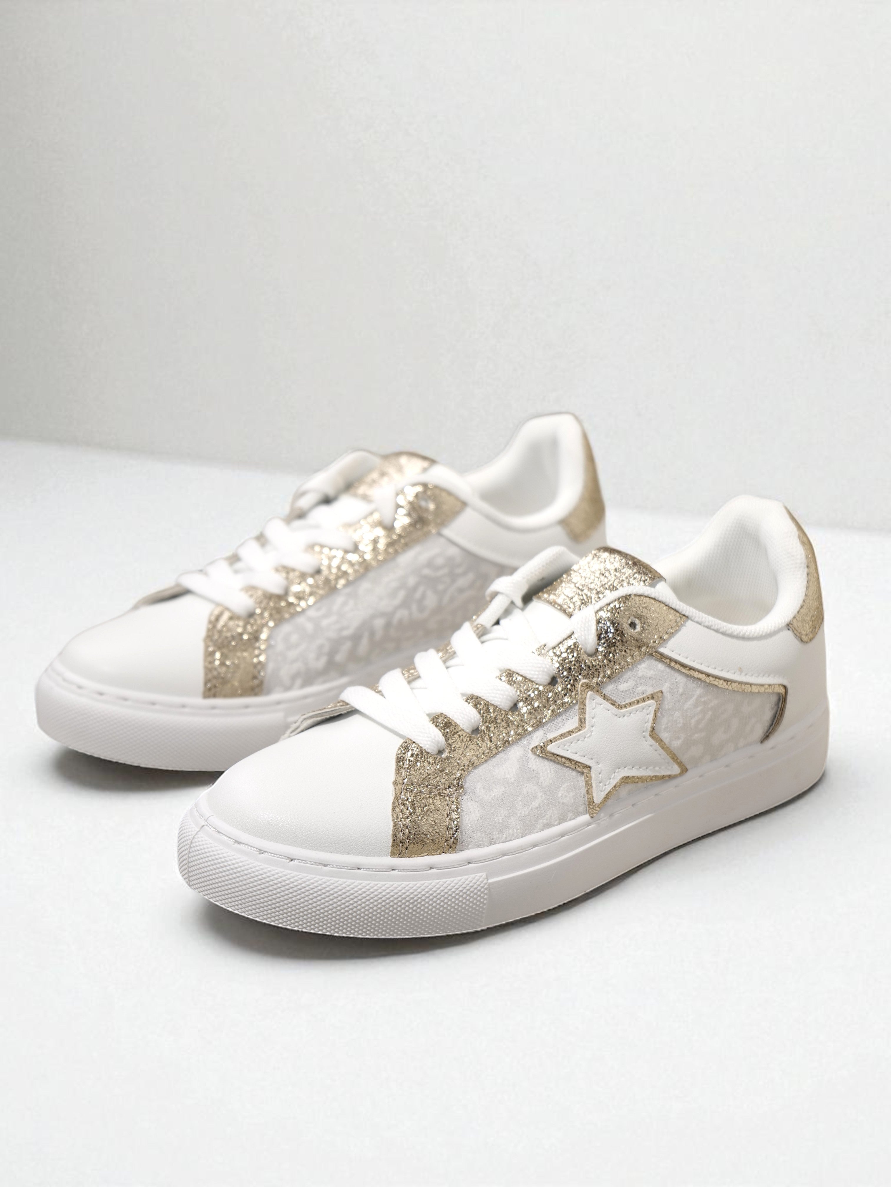 Zapatillas doradas para mujer de cordonera detalle de estrella con purpurina