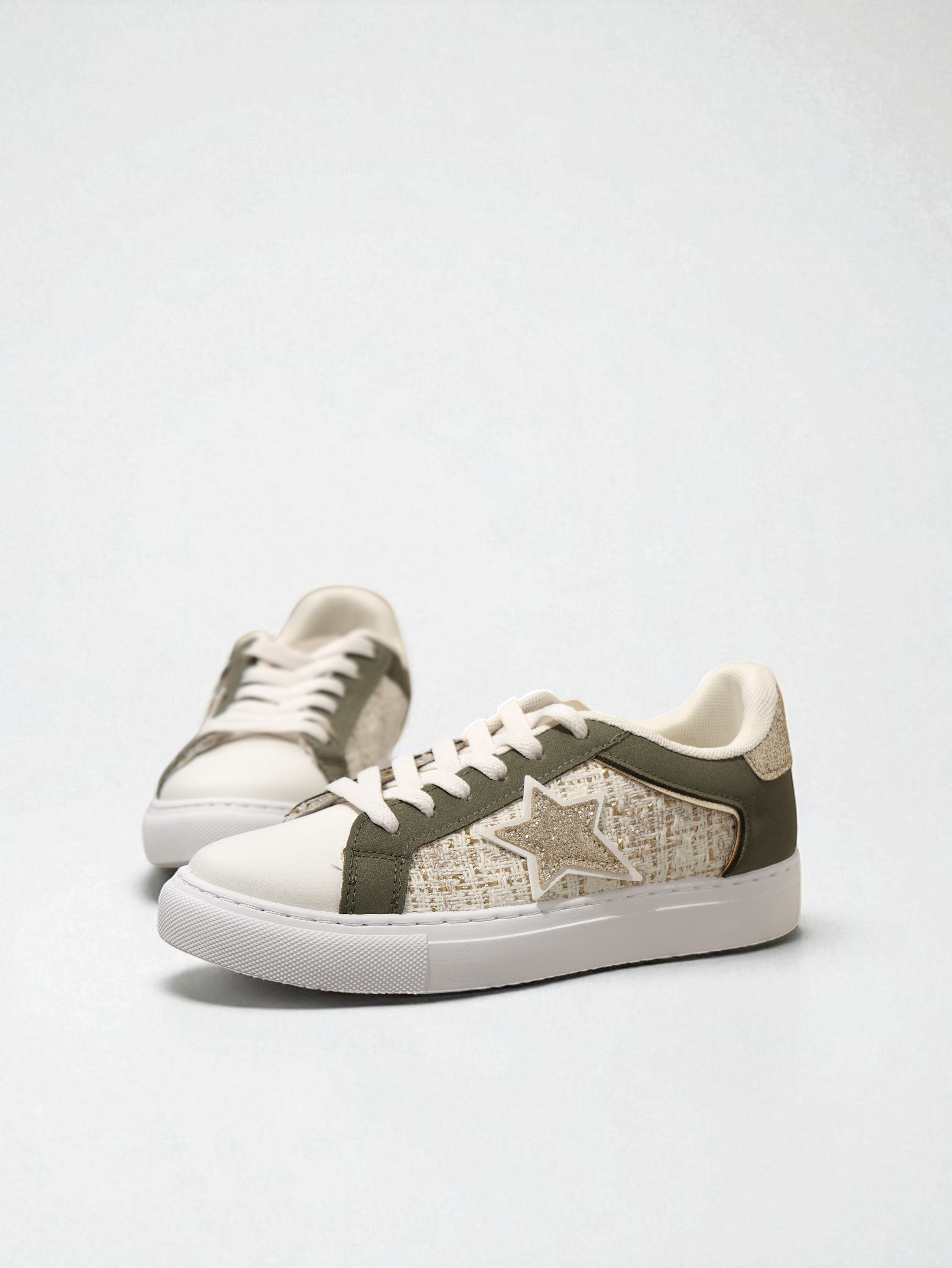 Zapatillas doradas para mujer de cordonera detalle de estrella con purpurina