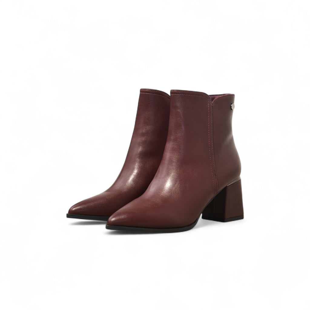 Botines de mujer elegantes punta fina tacón bloque medio cómodos de vestir en polipiel disponibles en negro y vino tinto, perfectos para looks casuales y formales
