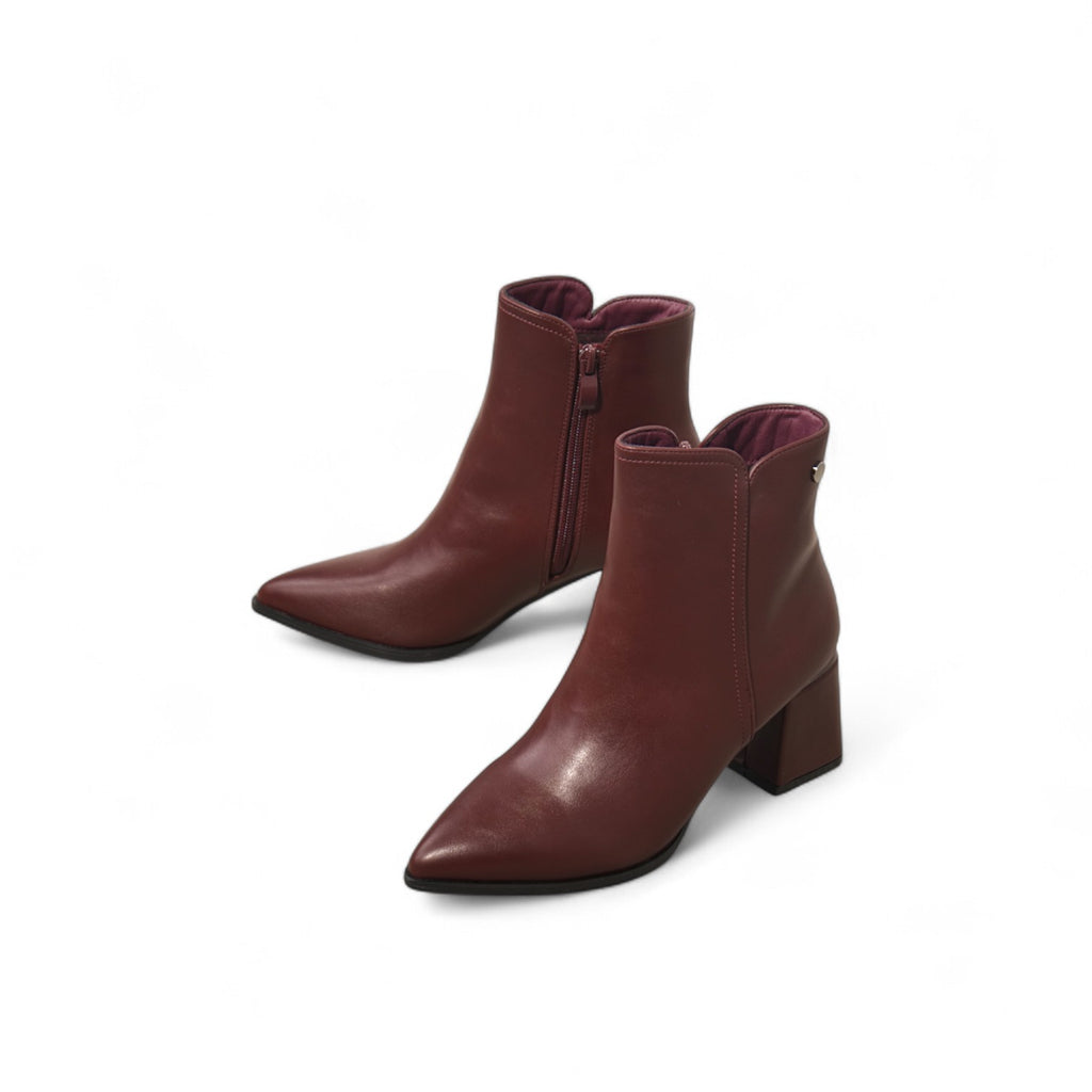 Botines de mujer elegantes punta fina tacón bloque medio cómodos de vestir en polipiel disponibles en negro y vino tinto, perfectos para looks casuales y formales