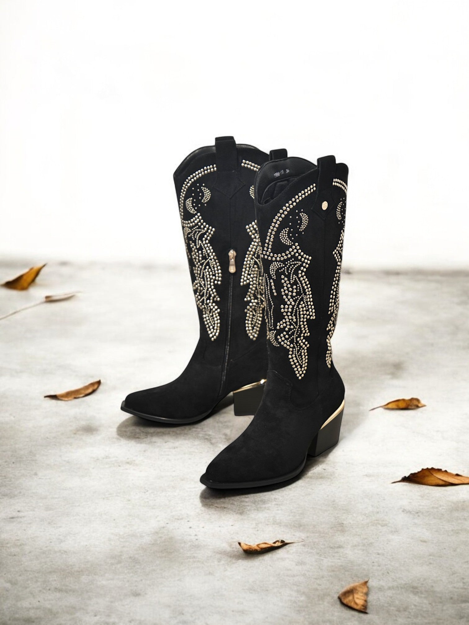 Botas vaqueras de gamuza sintética con tachuelas doradas y punta fina