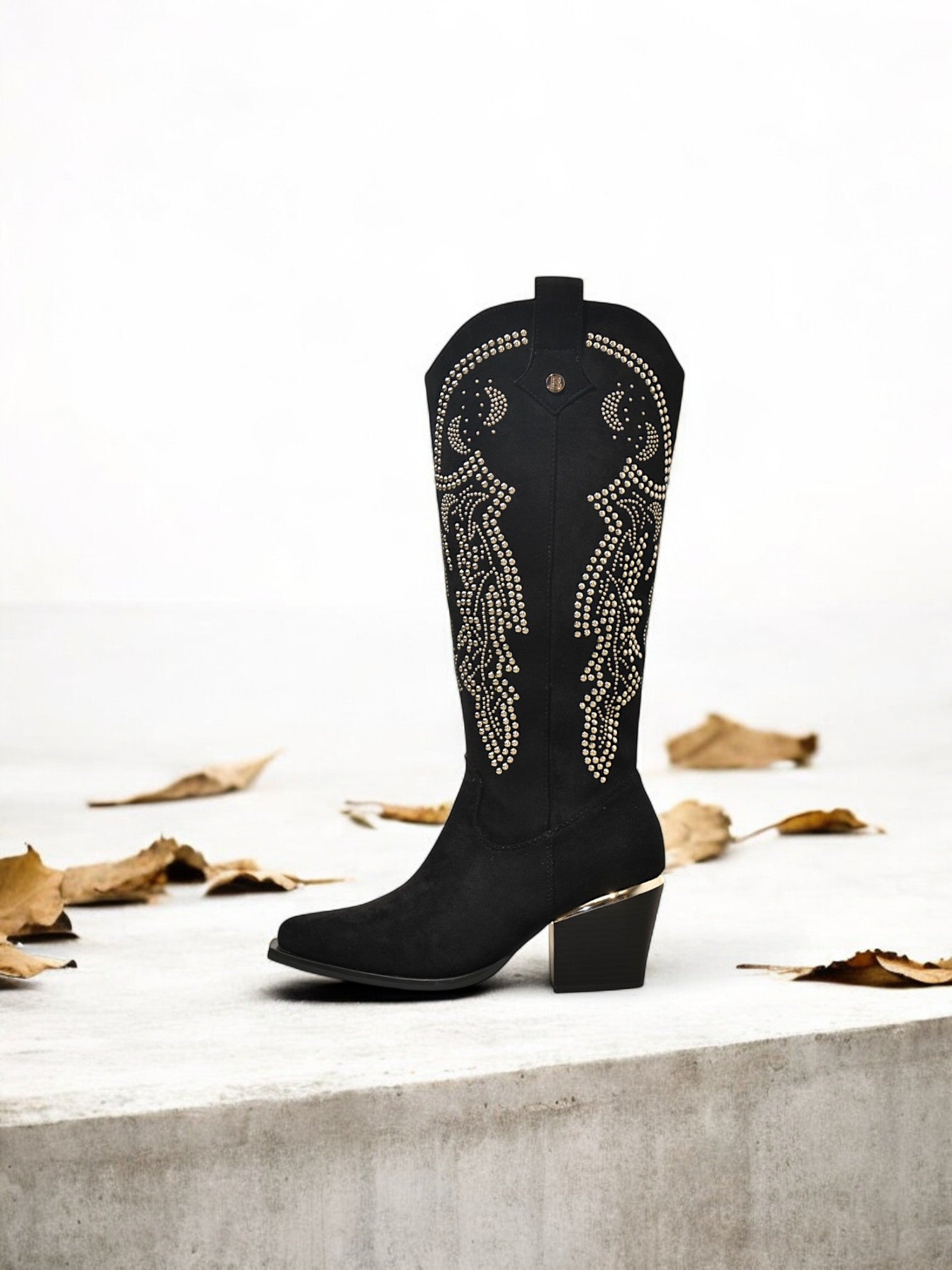 Botas vaqueras de gamuza sintética con tachuelas doradas y punta fina