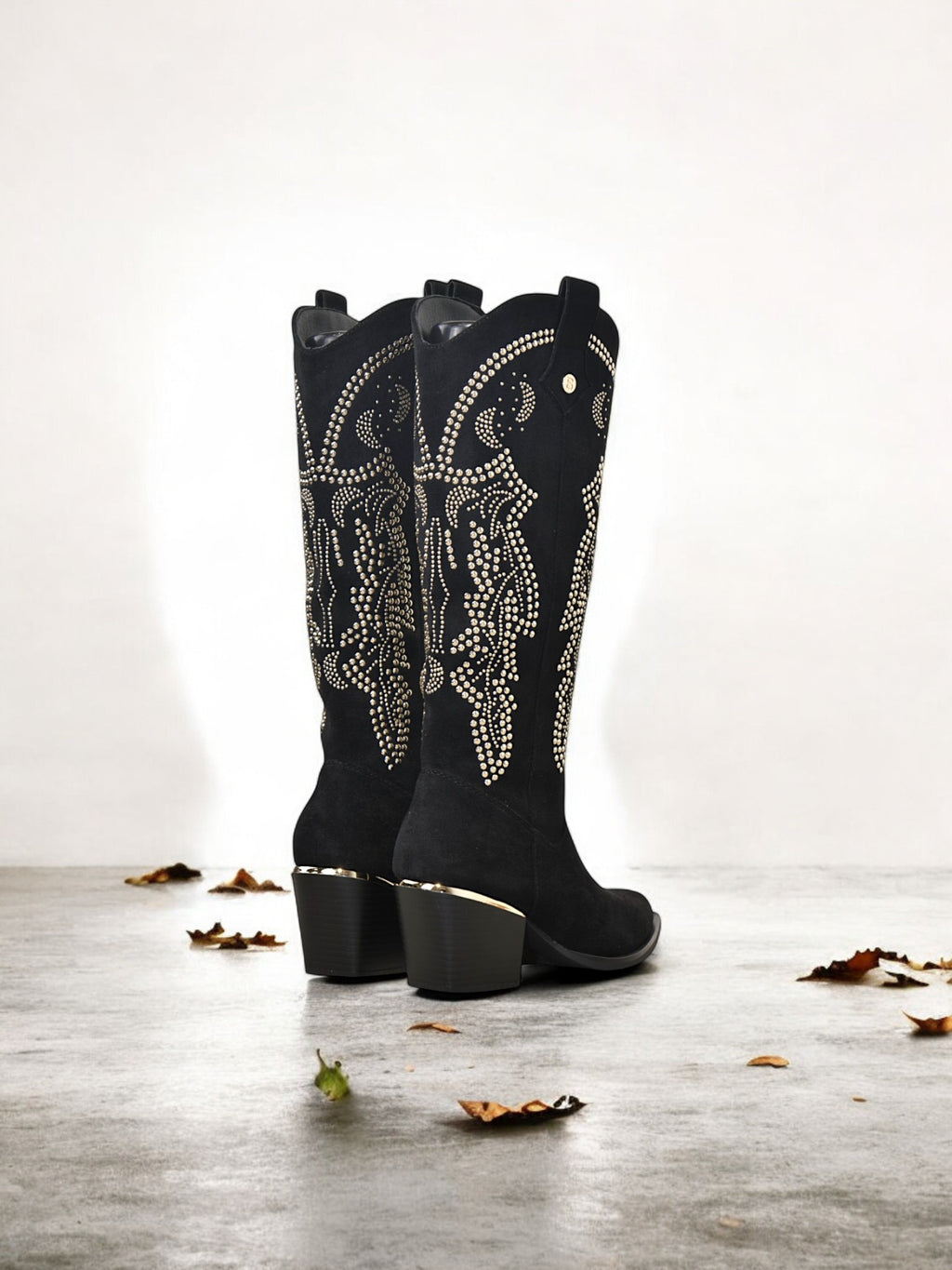 Botas vaqueras de gamuza sintética con tachuelas doradas y punta fina