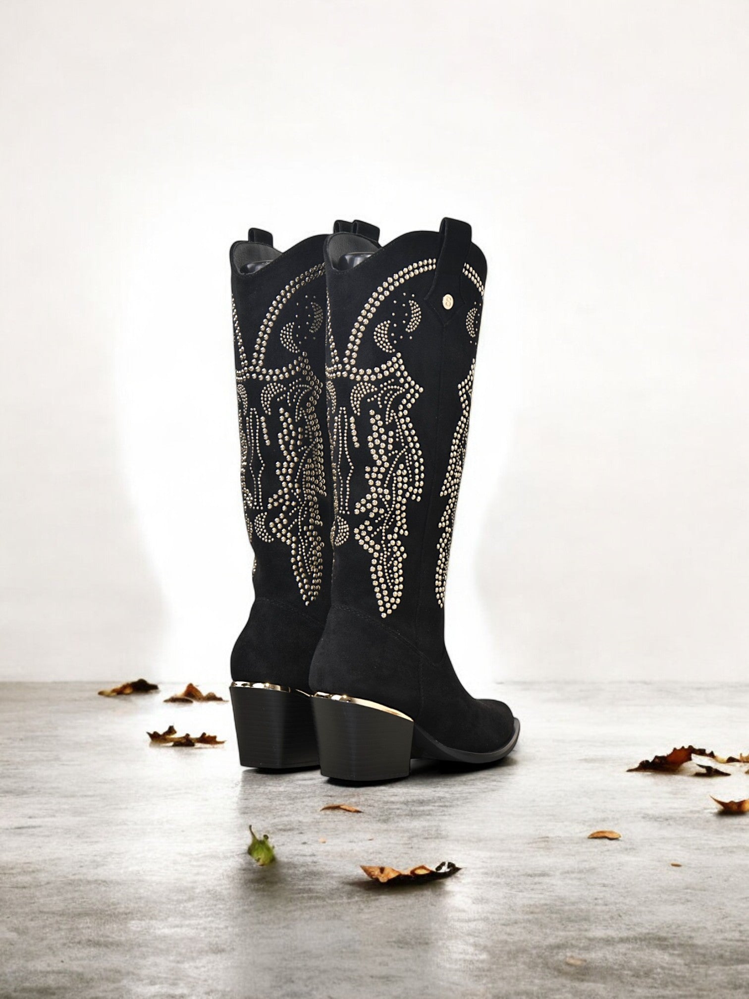 Botas vaqueras de gamuza sintética con tachuelas doradas y punta fina