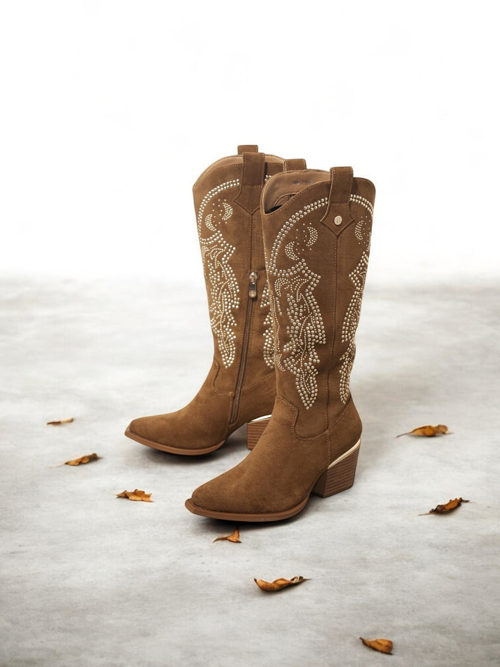 Botas vaqueras de gamuza sintética con tachuelas doradas y punta fina