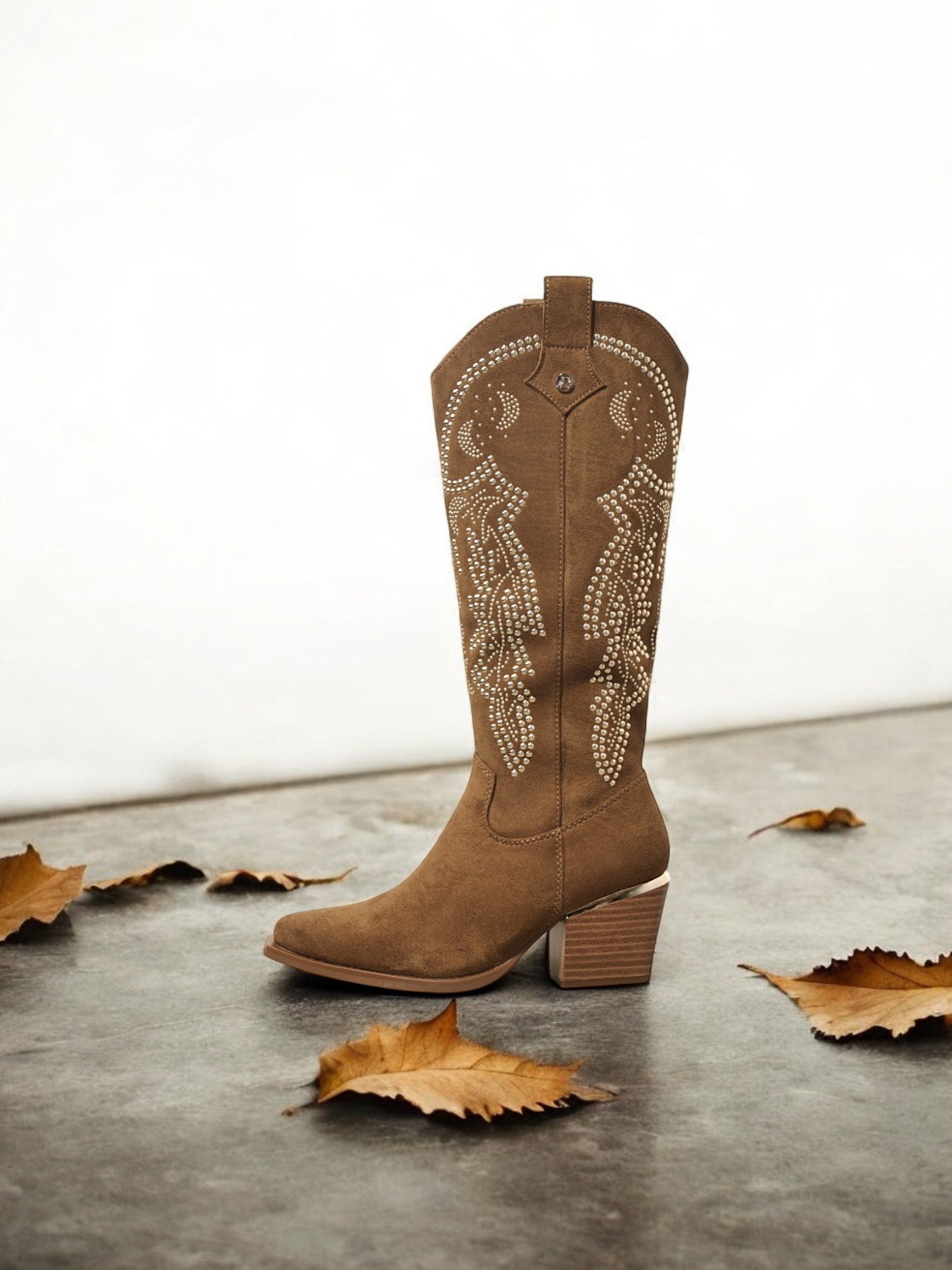 Botas vaqueras de gamuza sintética con tachuelas doradas y punta fina