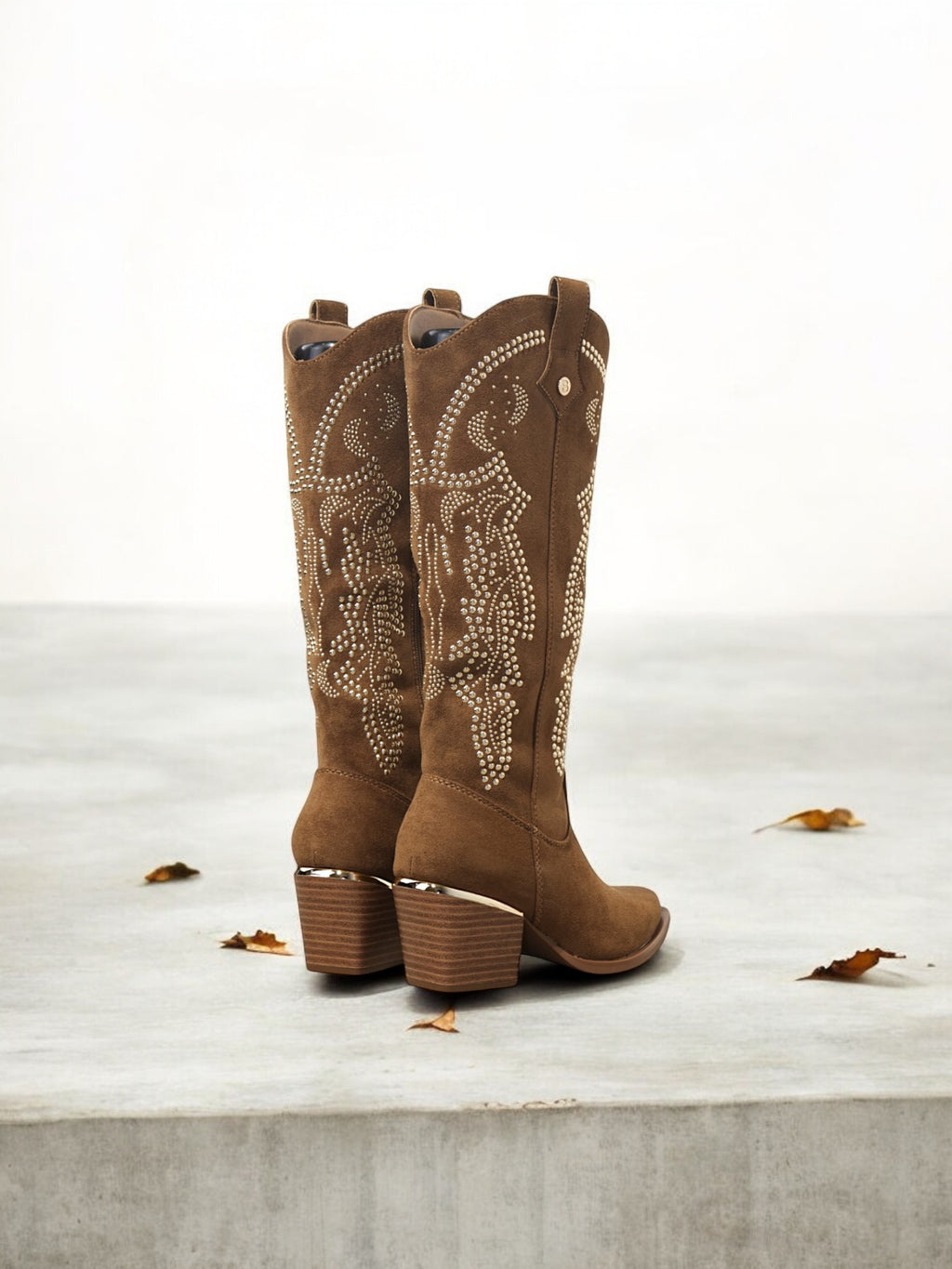 Botas vaqueras de gamuza sintética con tachuelas doradas y punta fina