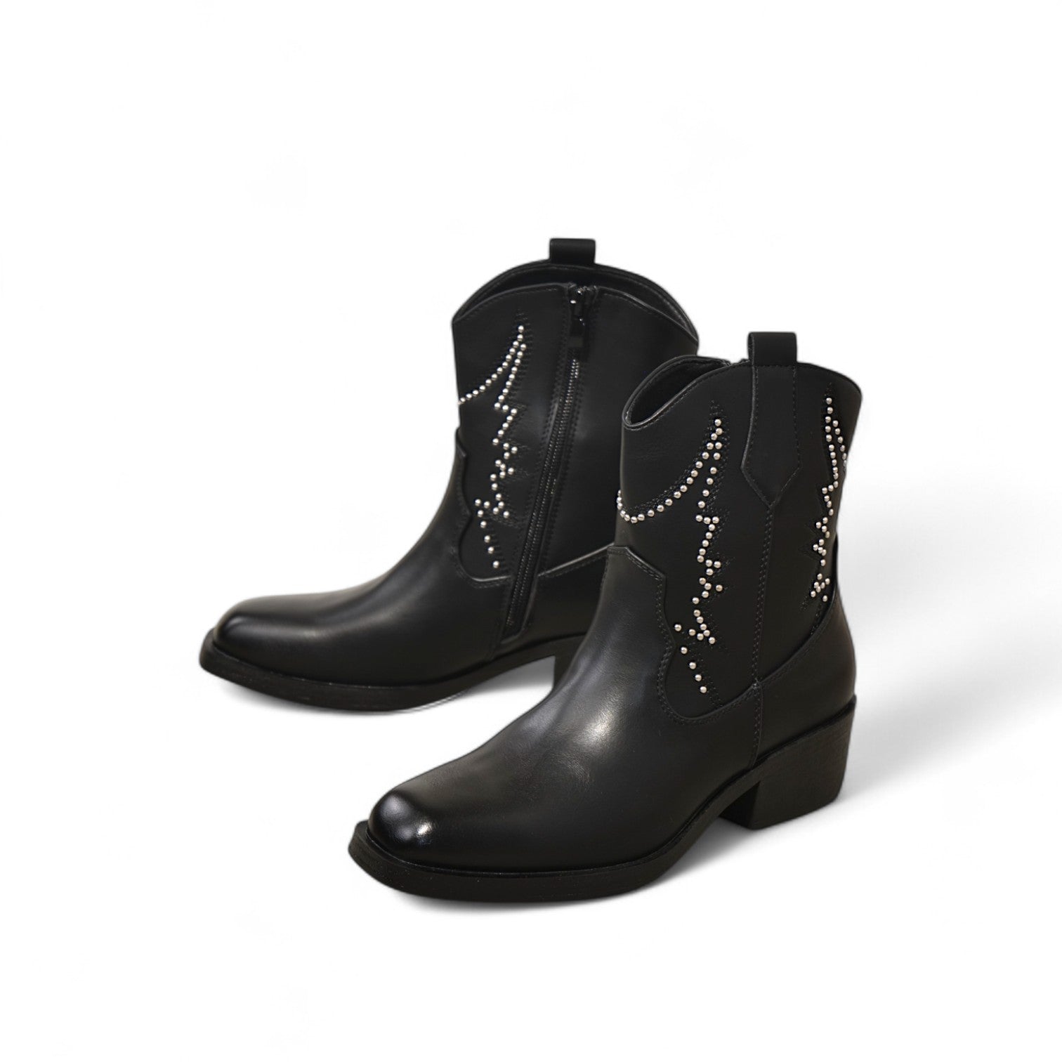 Botines cowboy de mujer estilo western con tachuelas metálicas decorativas y tacón medio