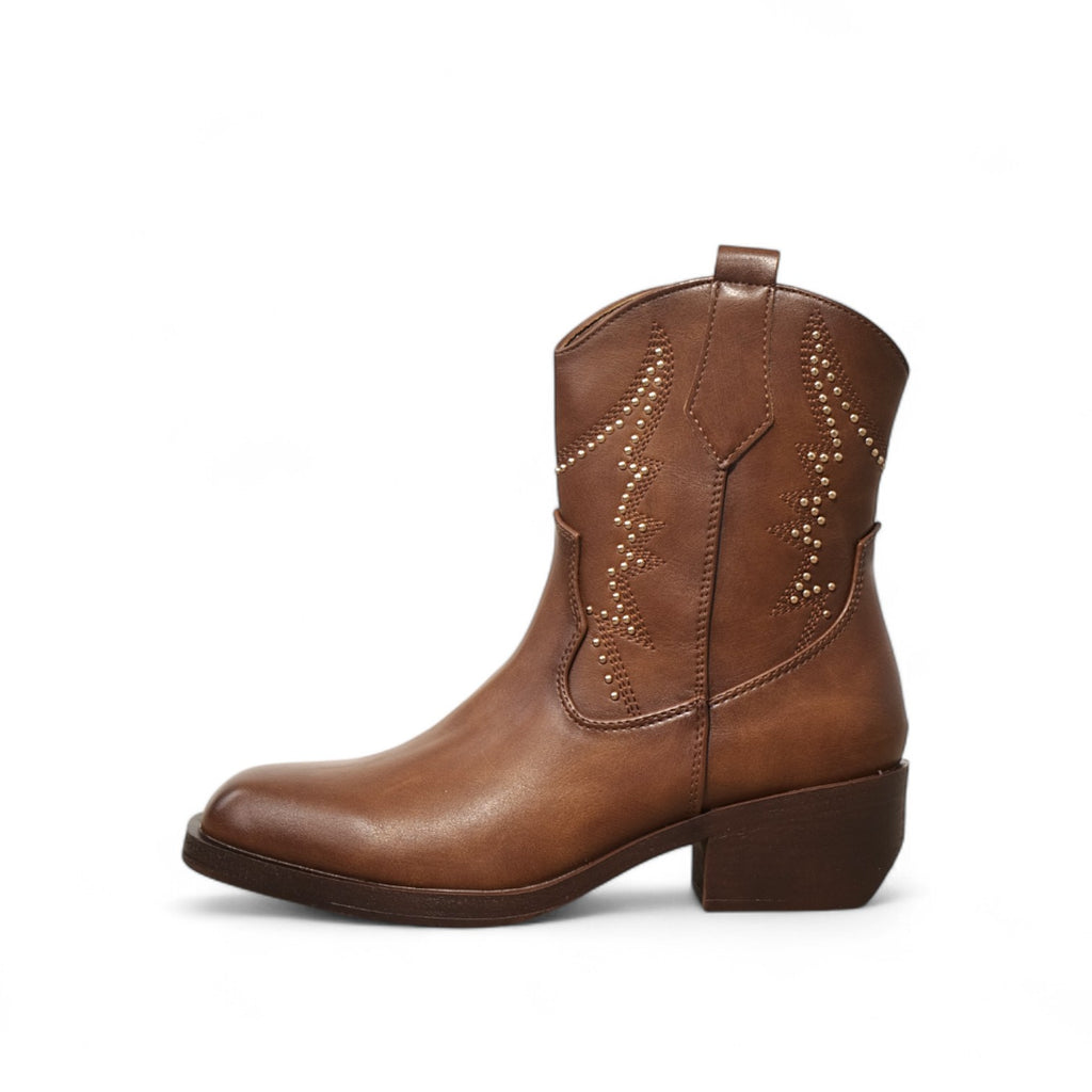 Botines cowboy de mujer estilo western con tachuelas metálicas decorativas y tacón medio