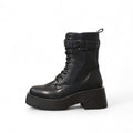 Botas combat para mujer con plataforma alta y cordones, diseño con hebilla decorativa y cierre lateral, de cuero o gamuza sintética, estilo urbano moderno disponibles en negro, marrón y beige