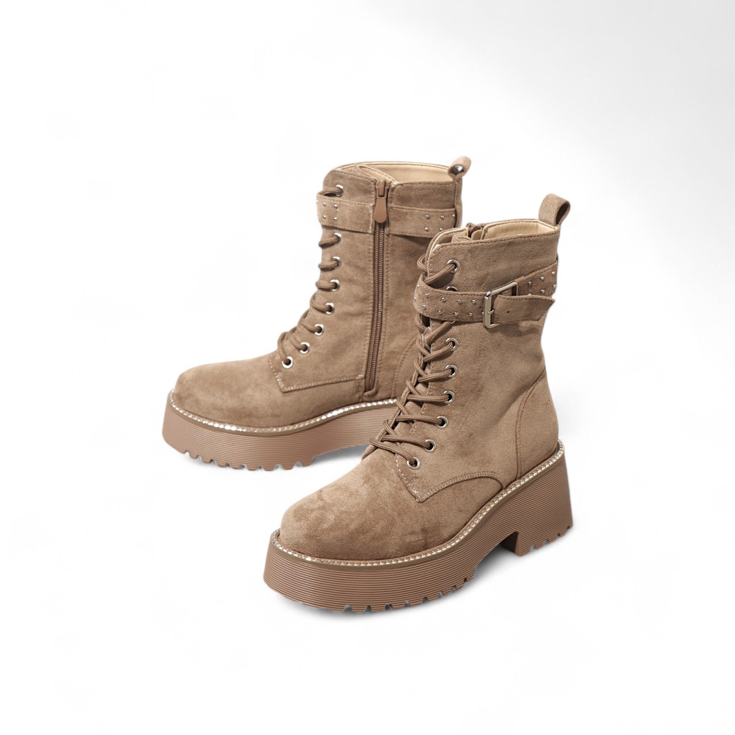 Botas combat para mujer con plataforma alta y cordones, diseño con hebilla decorativa y cierre lateral, de cuero o gamuza sintética, estilo urbano moderno disponibles en negro, marrón y beige