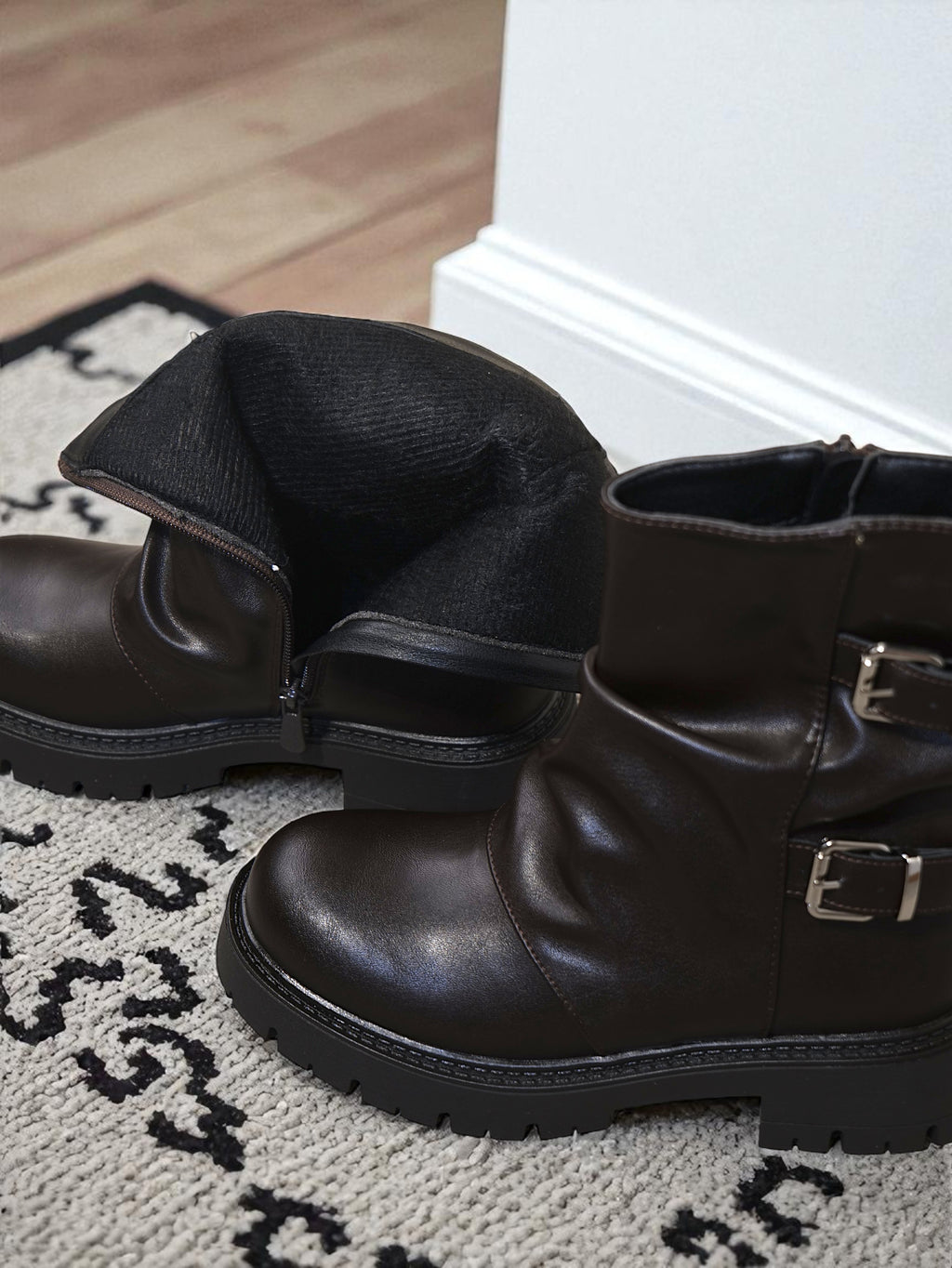 Botines biker de mujer media caña con doble hebilla y suela track