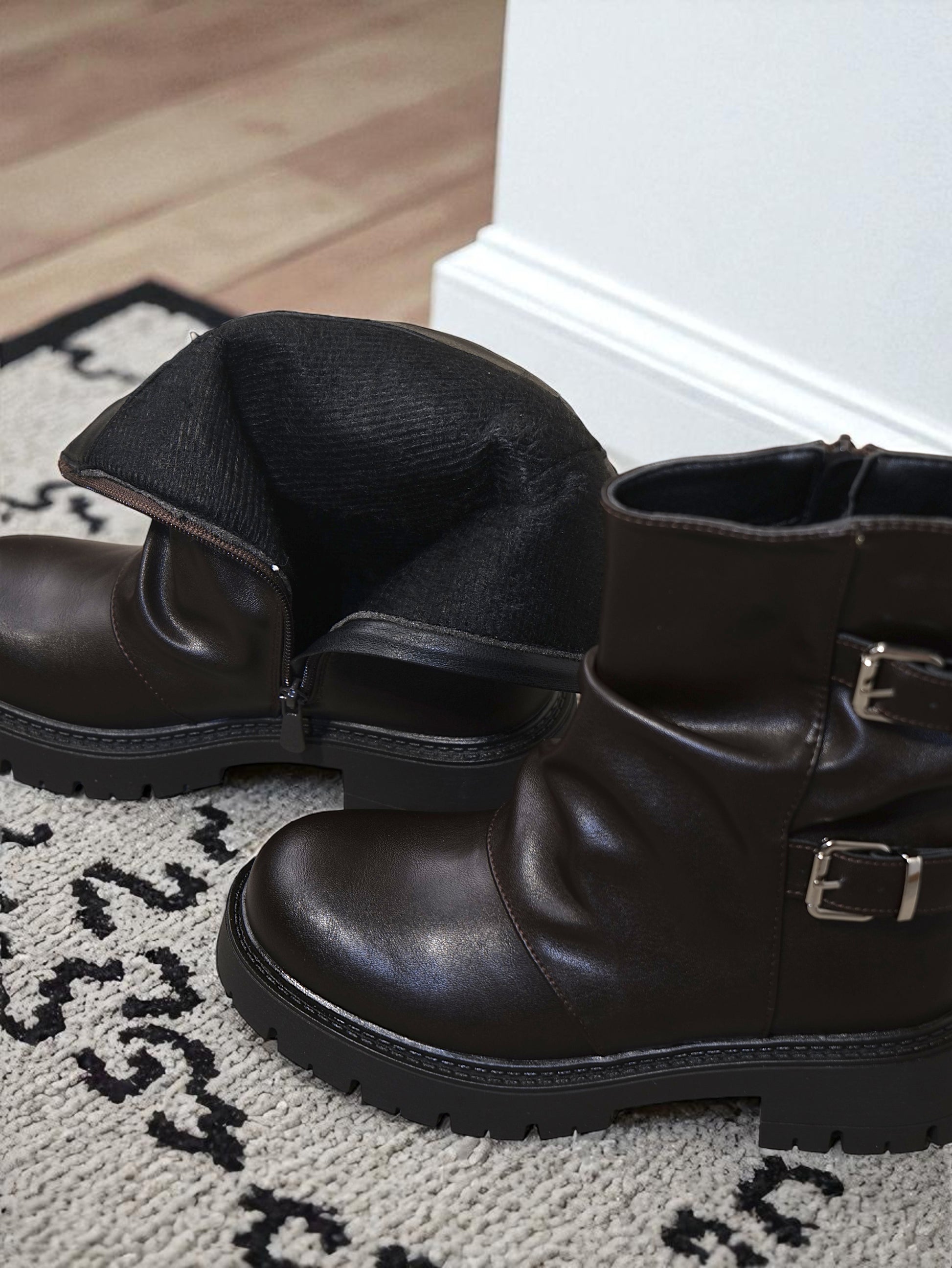 Botines biker de mujer media caña con doble hebilla y suela track