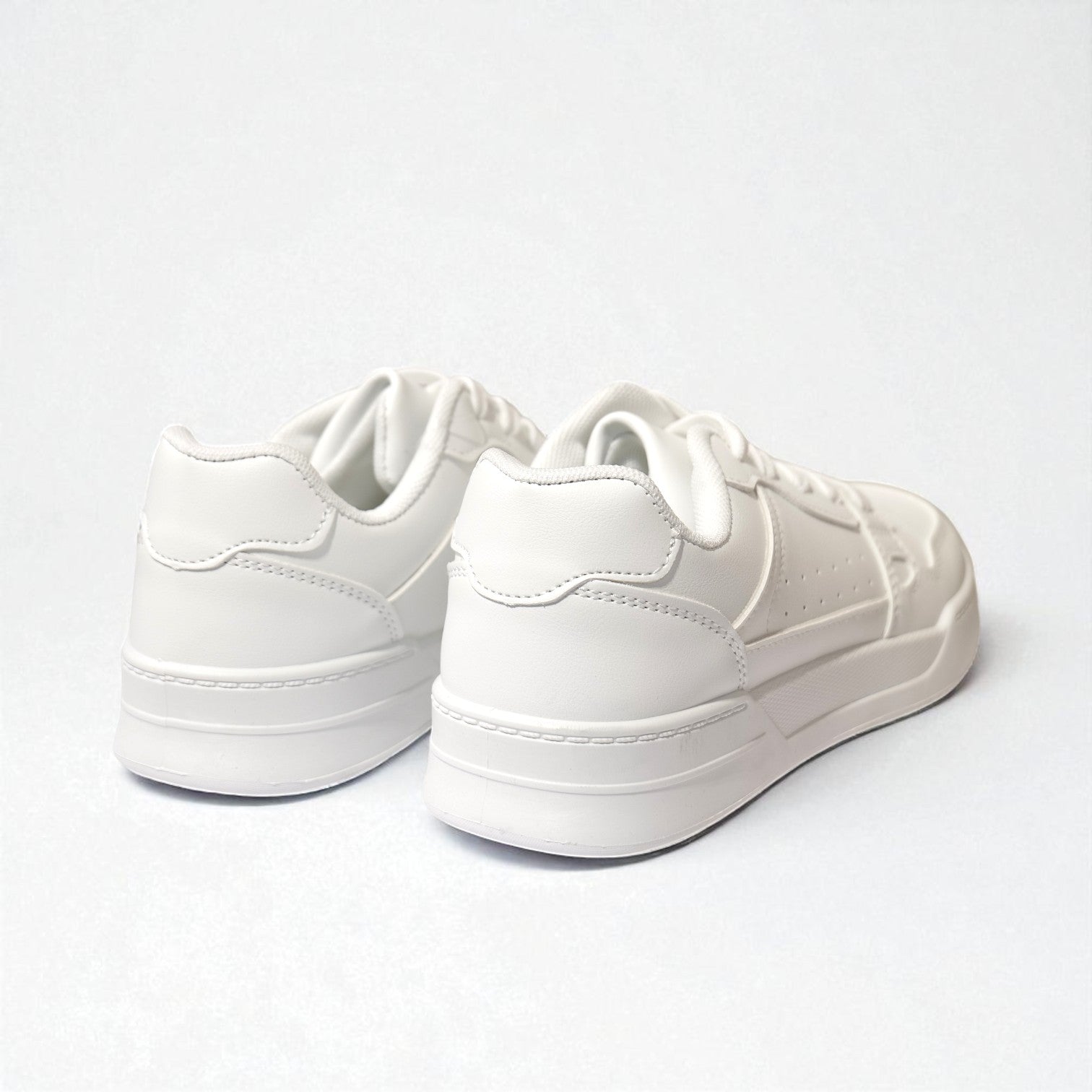 Zapatillas blancas de mujer estilo casual minimalista con suela plana y cordones
