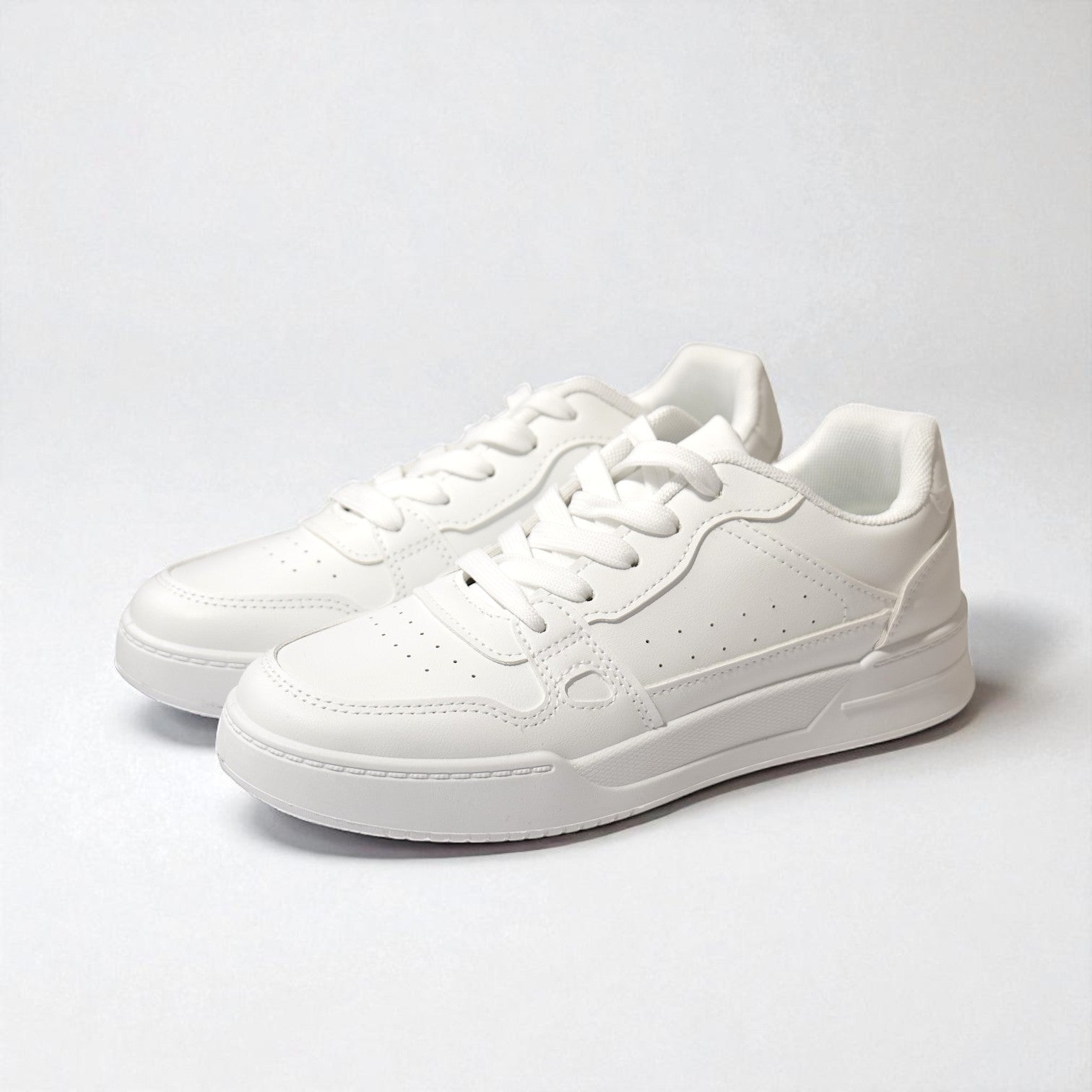 Zapatillas blancas de mujer estilo casual minimalista con suela plana y cordones