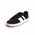 Zapatillas urbanas de mujer estilo skate en color negro con franjas blancas y suela plana de goma