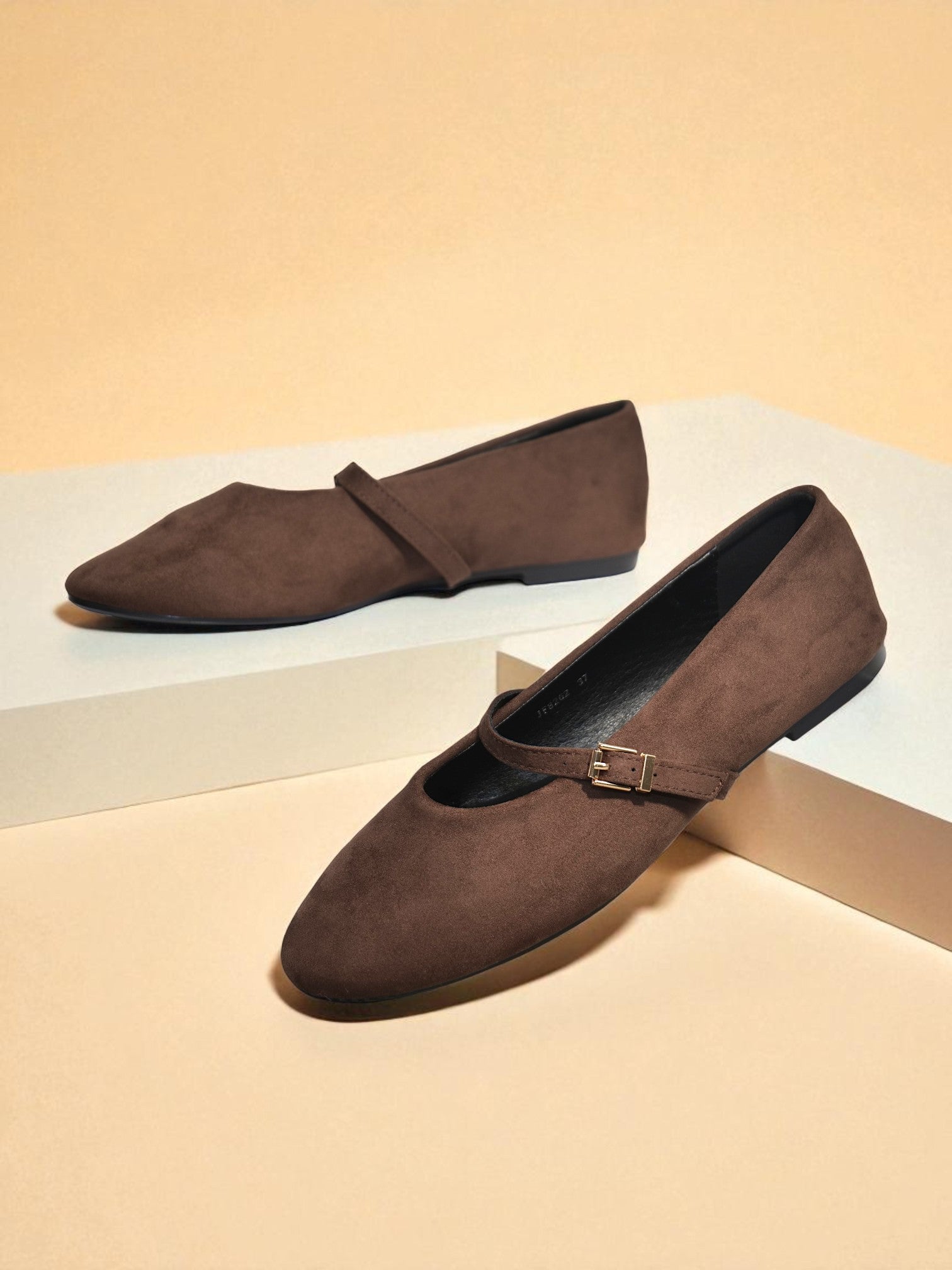 Merceditas de terciopelo para mujer estilo clásico con correa ajustable y punta redonda, disponibles en negro y marrón, cómodas y versátiles para uso diario o casual elegante