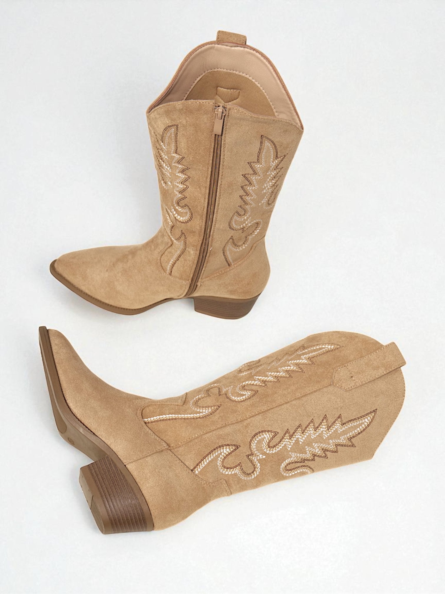 Botas cowboy de mujer terciopelo beige arena con bordados decorativos y tacón bajo, estilo western de media caña para looks casuales y de moda