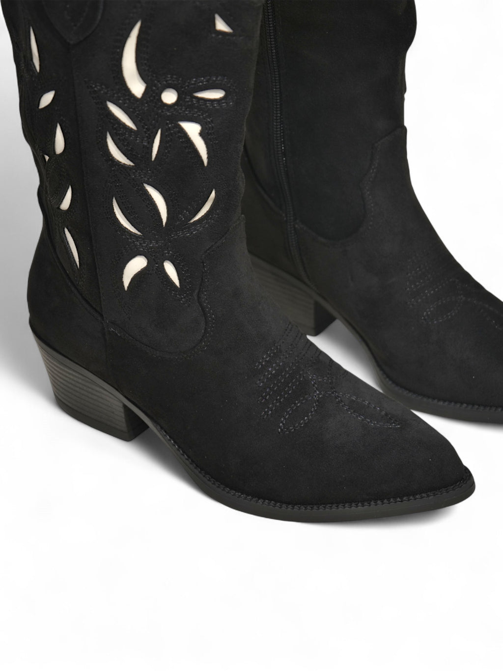 Botas cowboy de gamuza tacón 5cm y corte láser decorativo – Botas camperas beige de estilo western