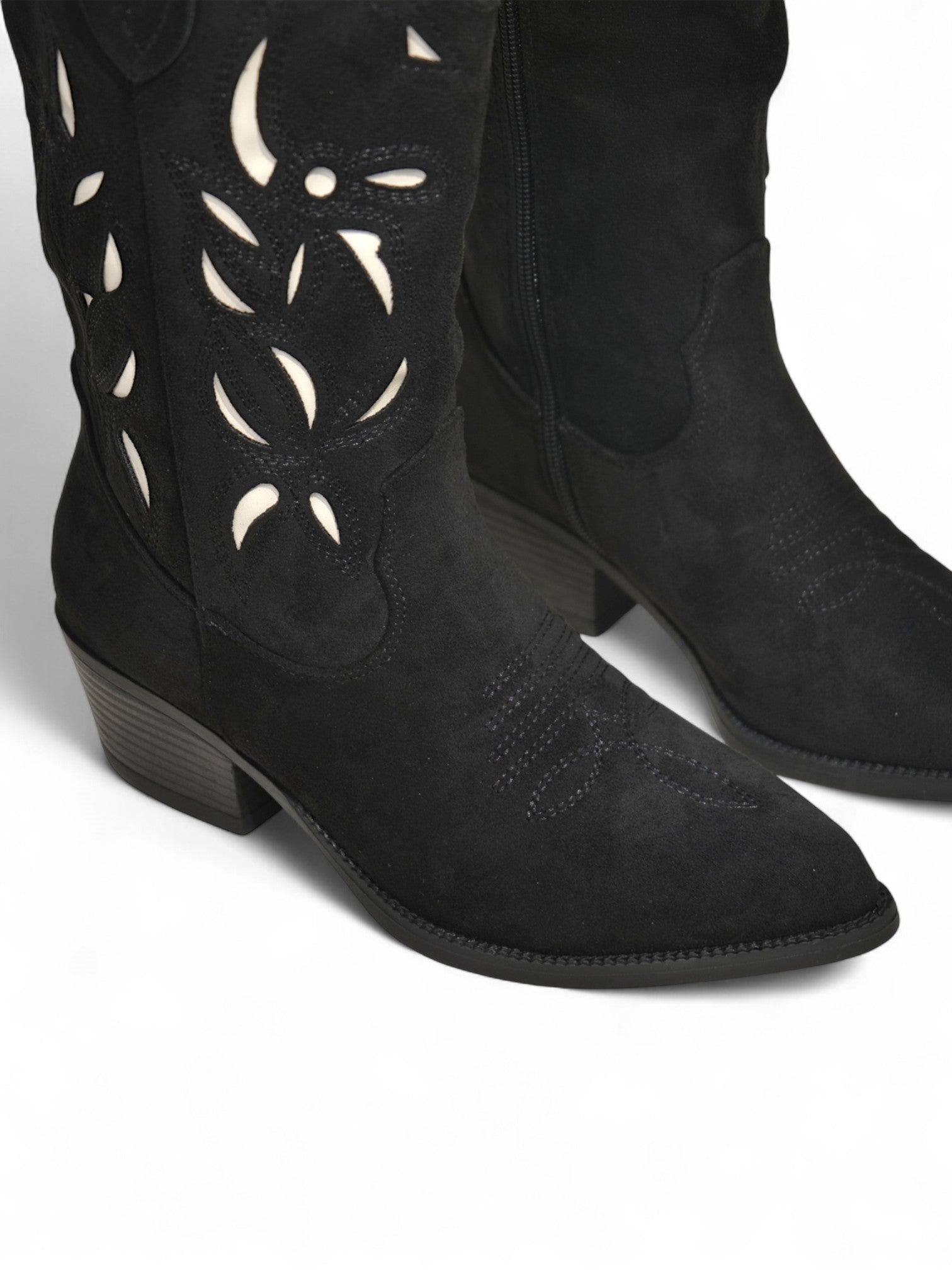 Botas cowboy de gamuza tacón 5cm y corte láser decorativo – Botas camperas beige de estilo western