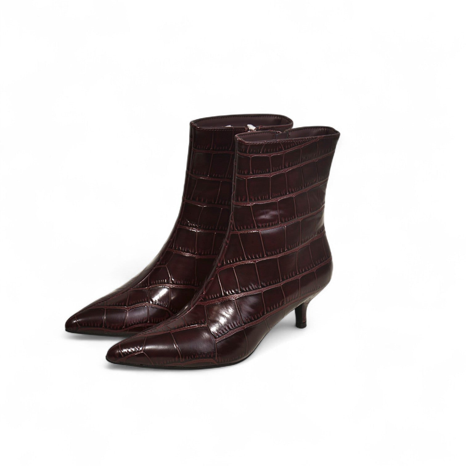 Botines mujer de cuero sintético con tacón bajo kitten heel y textura efecto cocodrilo