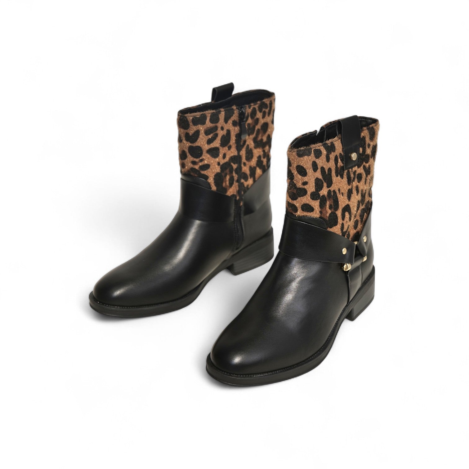 Botines biker mujer de cuero sintético y gamuza con detalle metálico, caña media negra y animal print