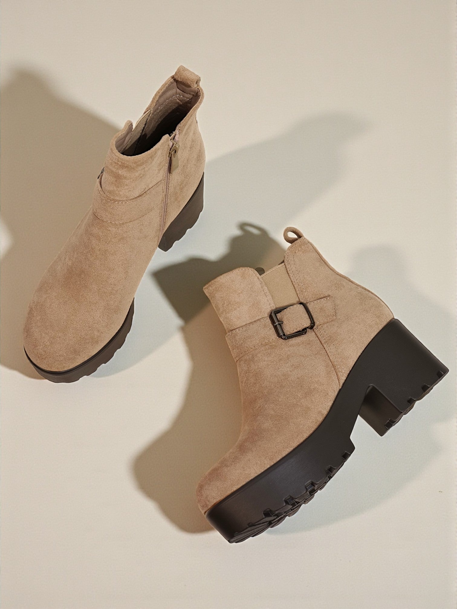 Botines beige con plataforma gruesa suela track y hebilla decorativa en efecto gamuza sintética