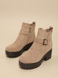 Botines beige con plataforma gruesa suela track y hebilla decorativa en efecto gamuza sintética