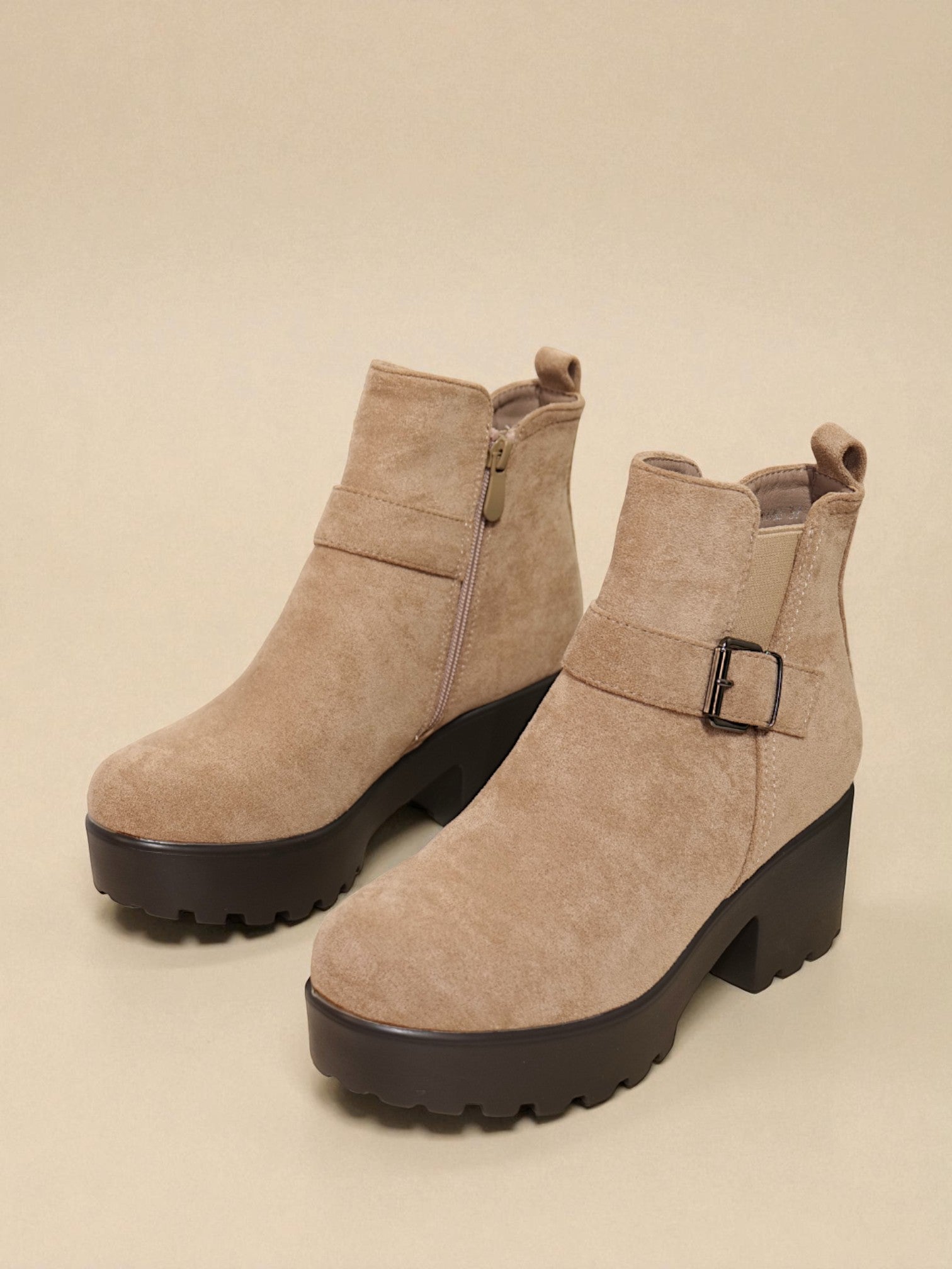 Botines beige con plataforma gruesa suela track y hebilla decorativa en efecto gamuza sintética