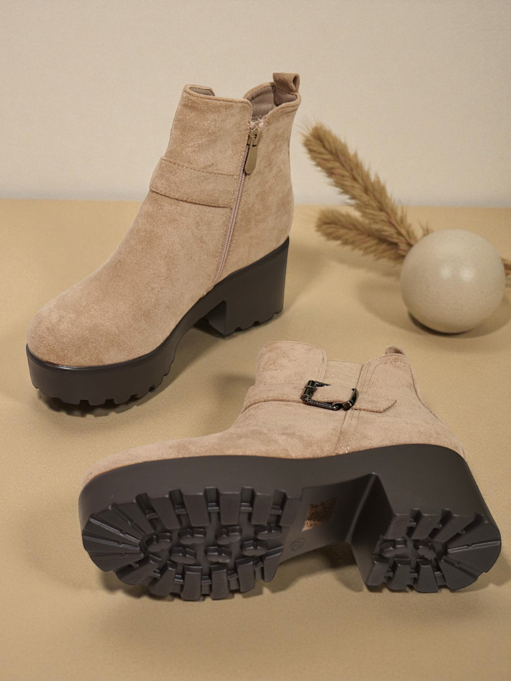 Botines beige con plataforma gruesa suela track y hebilla decorativa en efecto gamuza sintética