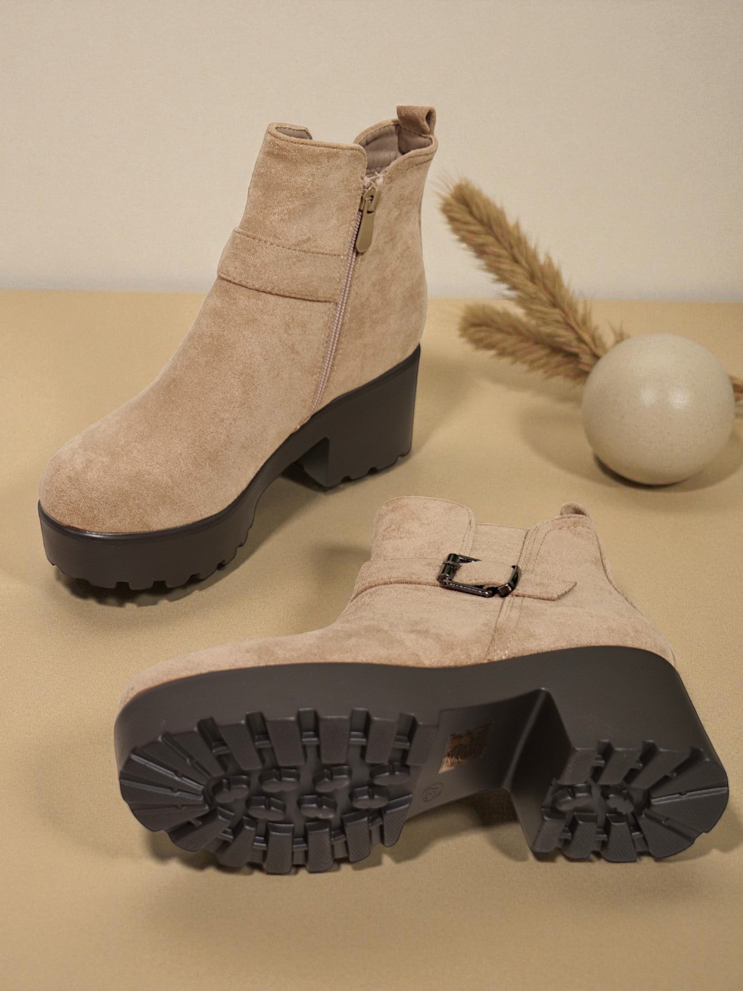 Botines beige con plataforma gruesa suela track y hebilla decorativa en efecto gamuza sintética