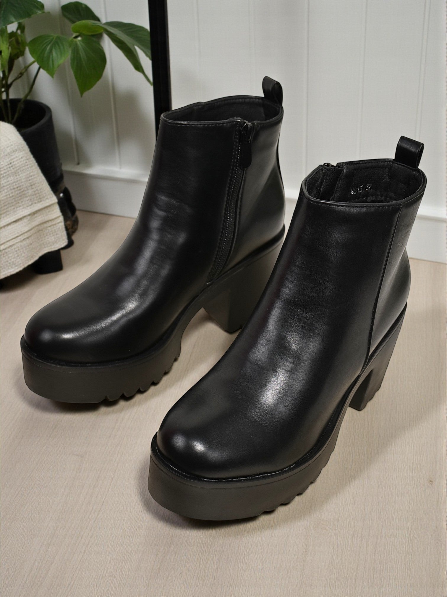 Botines negros con plataforma dentada y tacón alto grueso de cuero sintético efecto brillo